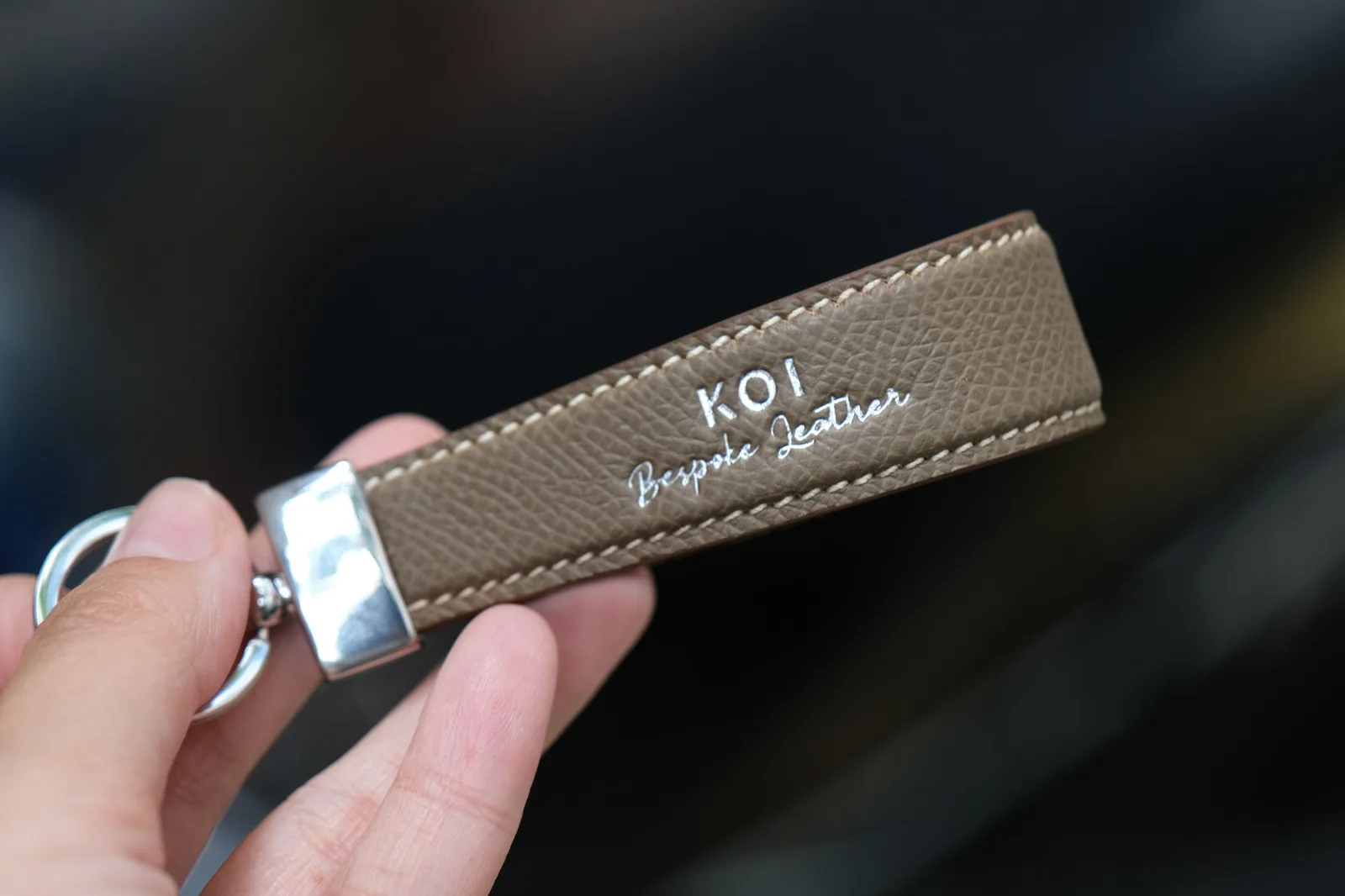 Ảnh Lifestyle Móc chìa khóa da Epsom quai gập màu xám taupe - Koi Leather