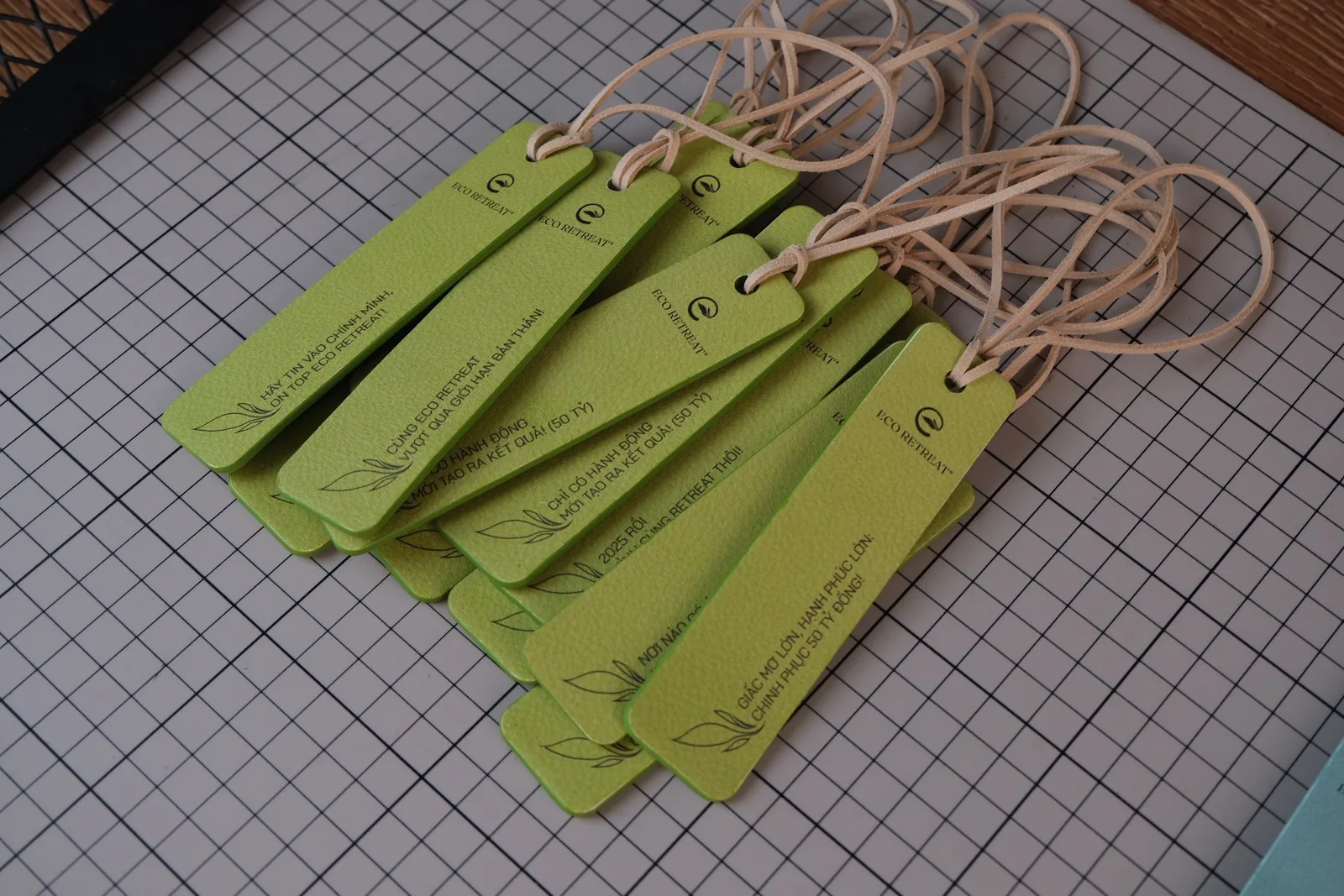 Ảnh Studio Tag da hành lý da bò dáng thẻ dài nhiều màu - Koi Leather
