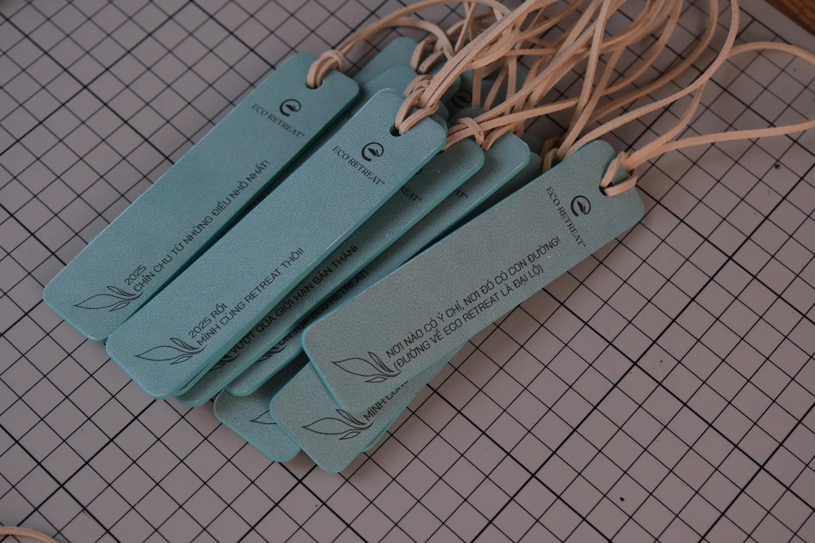 Ảnh Studio Tag da hành lý da bò dáng thẻ dài nhiều màu - Koi Leather