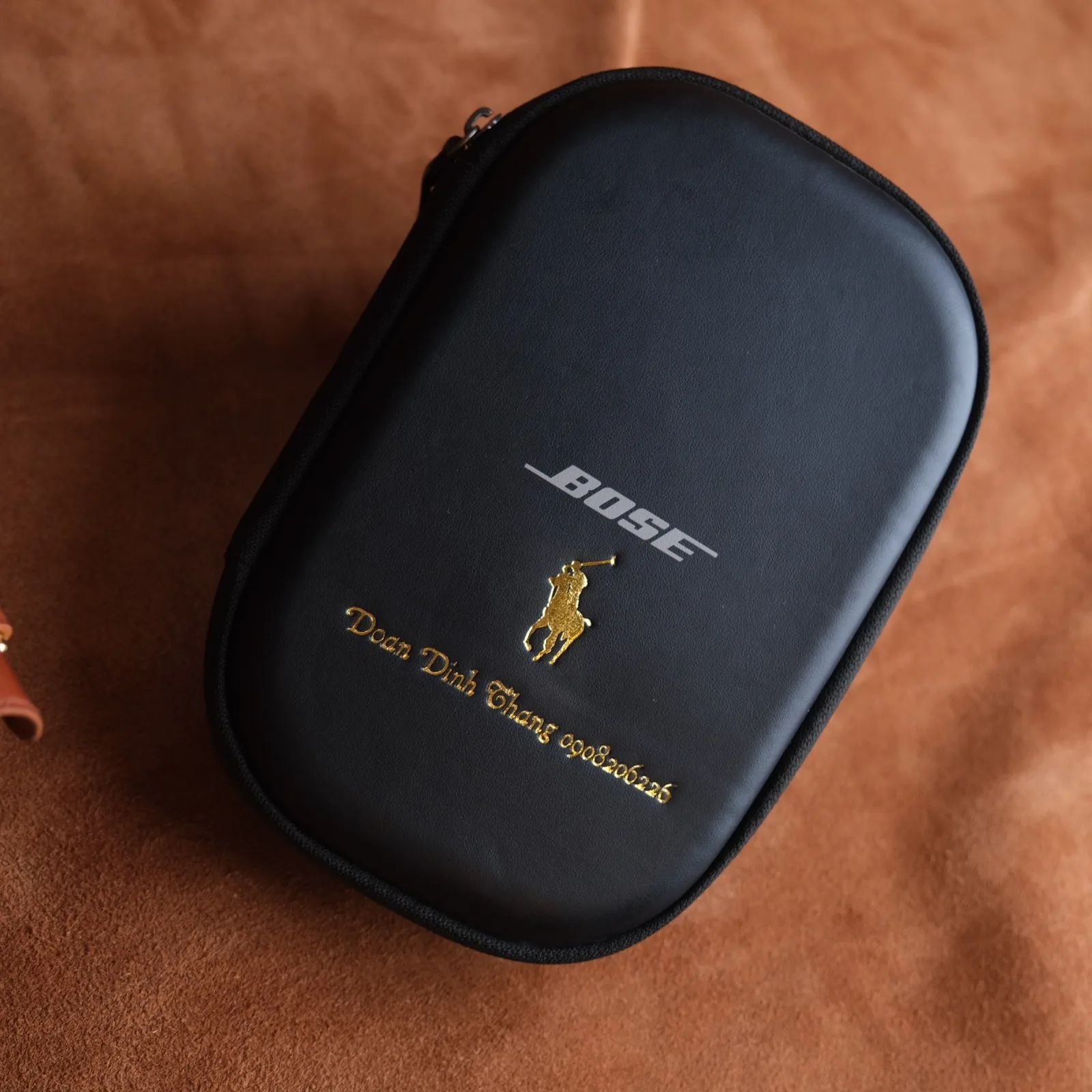 Ảnh Studio Bọc da hộp tai nghe Bose da bò màu đen - Koi Leather