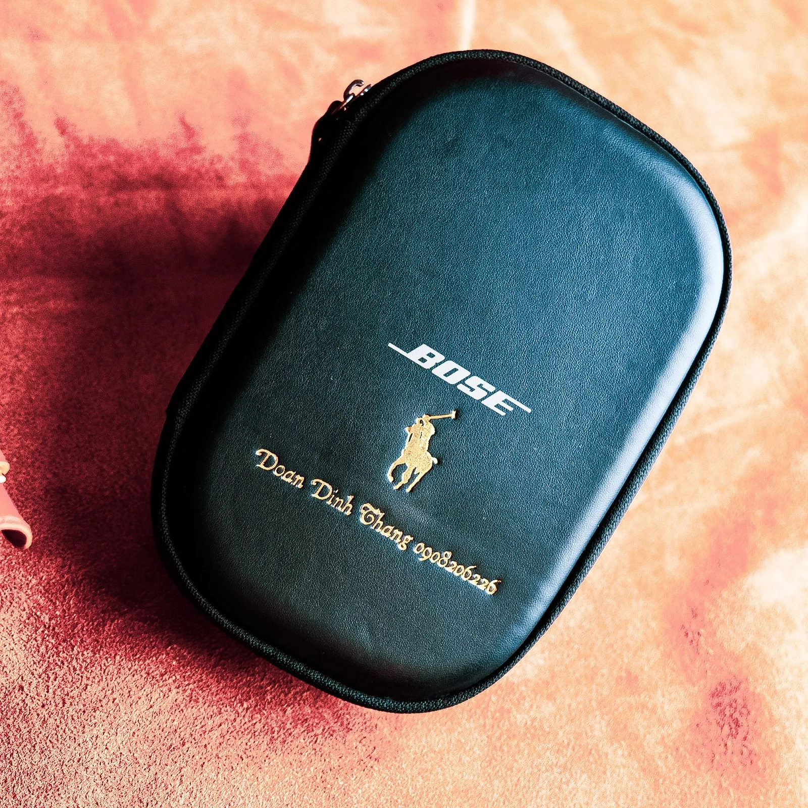 Ảnh Studio Bọc da hộp tai nghe Bose da bò màu đen - Koi Leather