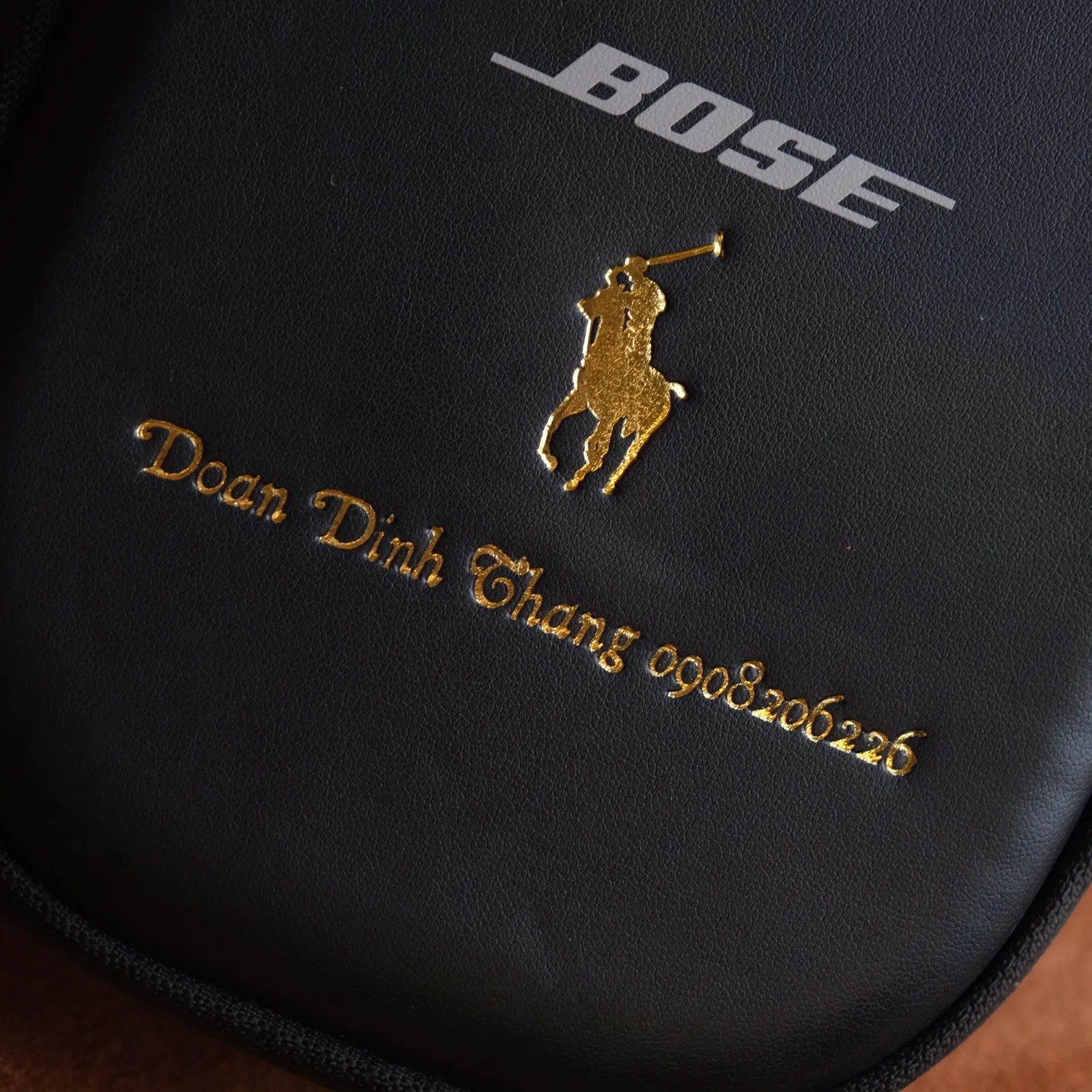 Ảnh Studio Bọc da hộp tai nghe Bose da bò màu đen - Koi Leather