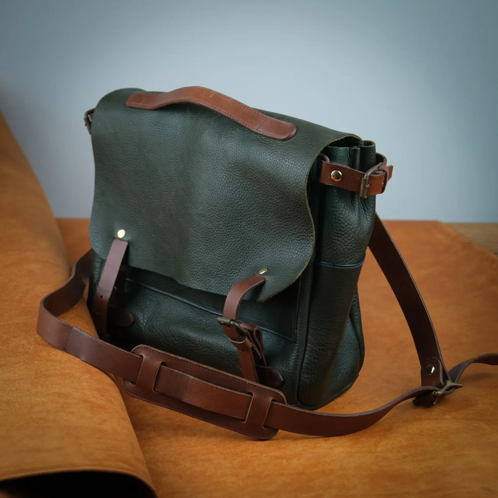 Ảnh Studio Messenger bag - KOI Leather