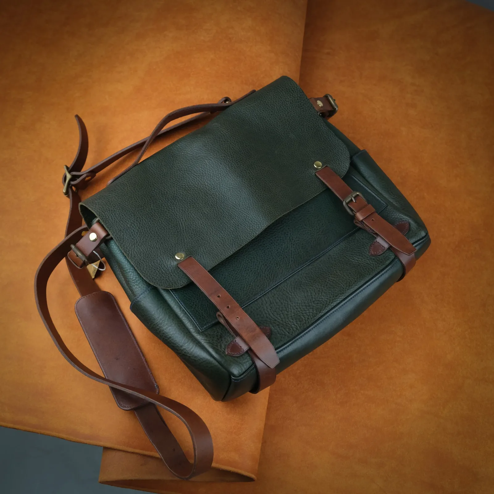 Ảnh Studio Messenger bag - KOI Leather