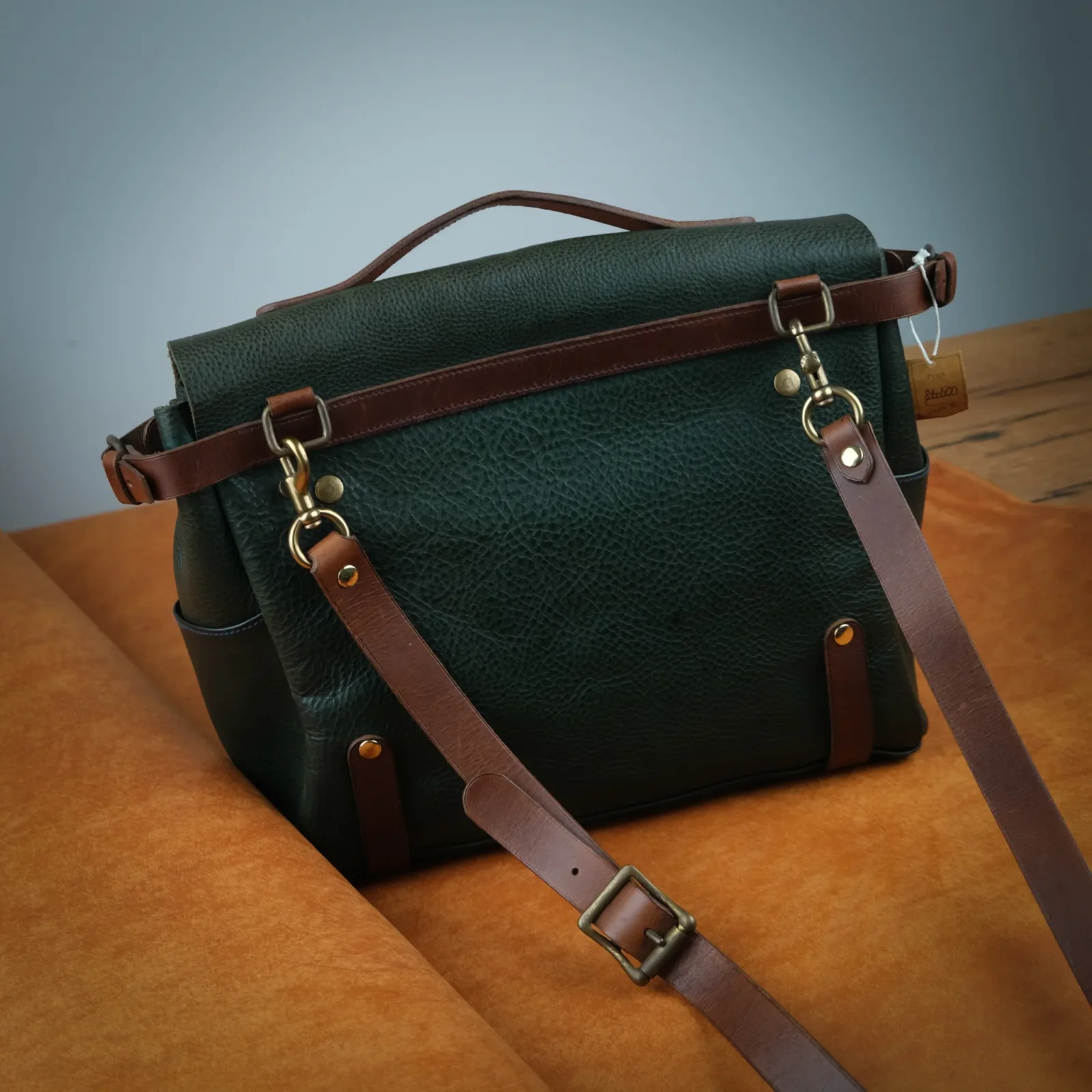 Ảnh Studio Messenger bag - KOI Leather
