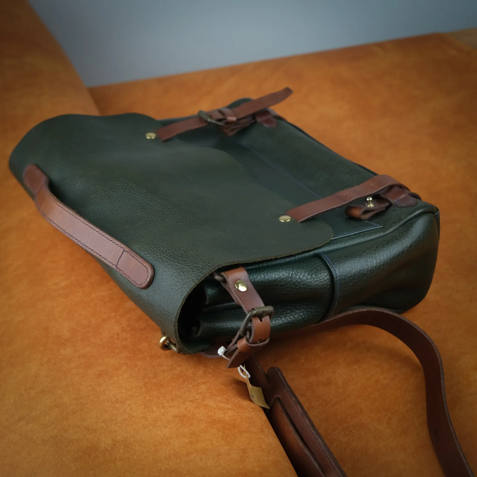 Ảnh Studio Messenger bag - KOI Leather