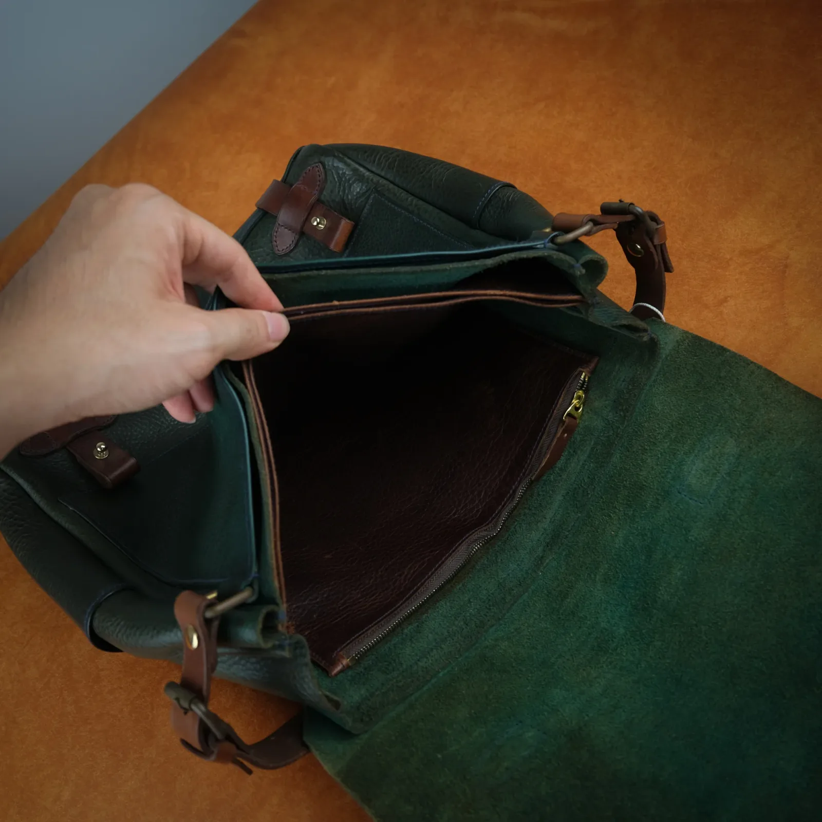 Ảnh Studio Messenger bag - KOI Leather