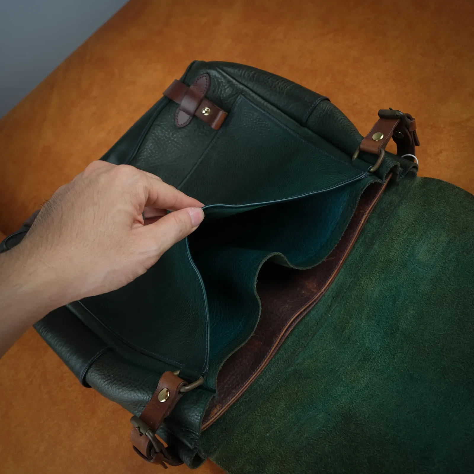 Ảnh Studio Messenger bag - KOI Leather