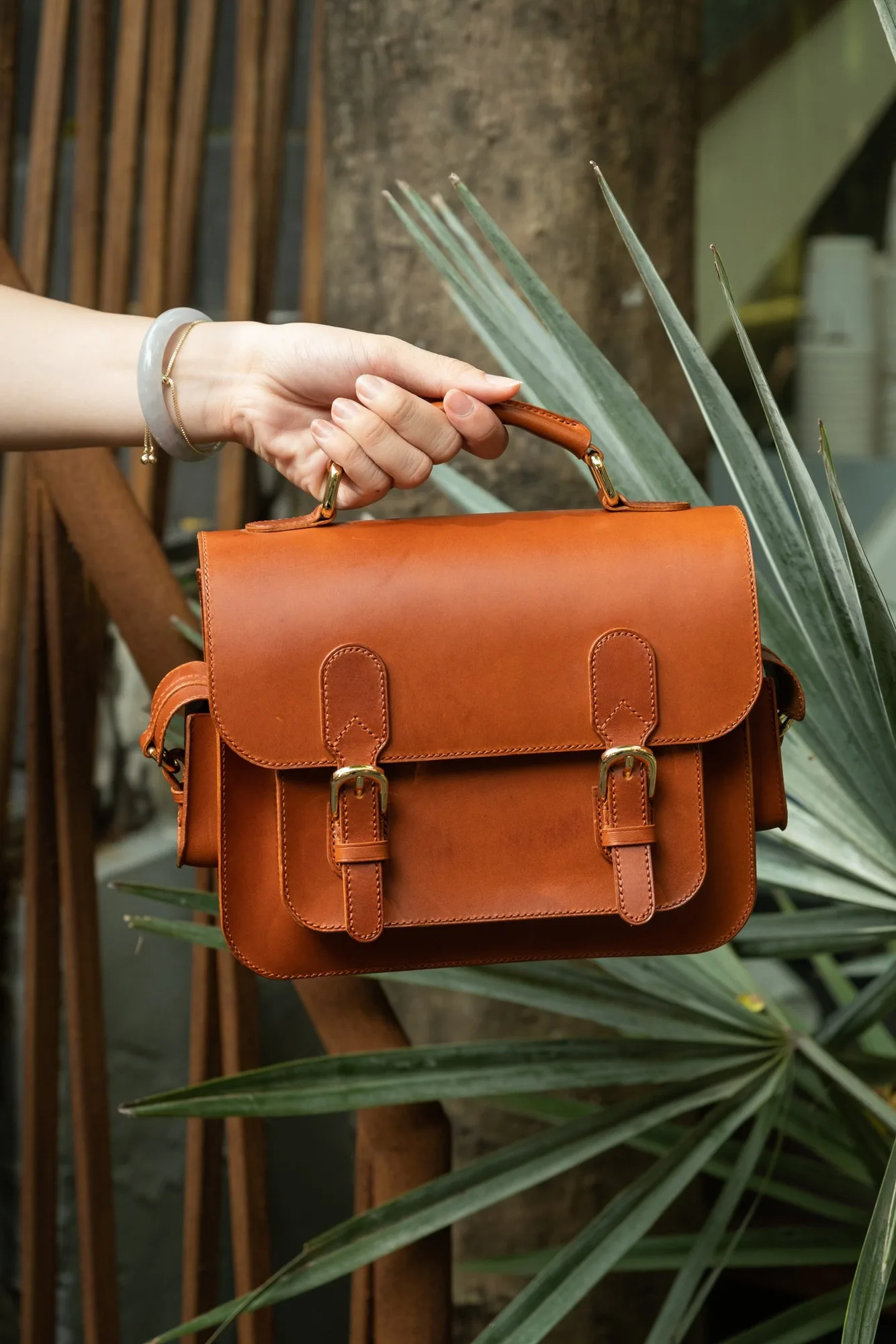 Ảnh Lifestyle Túi satchel da bò màu vàng bò nắp gập hai khóa - Koi Leather