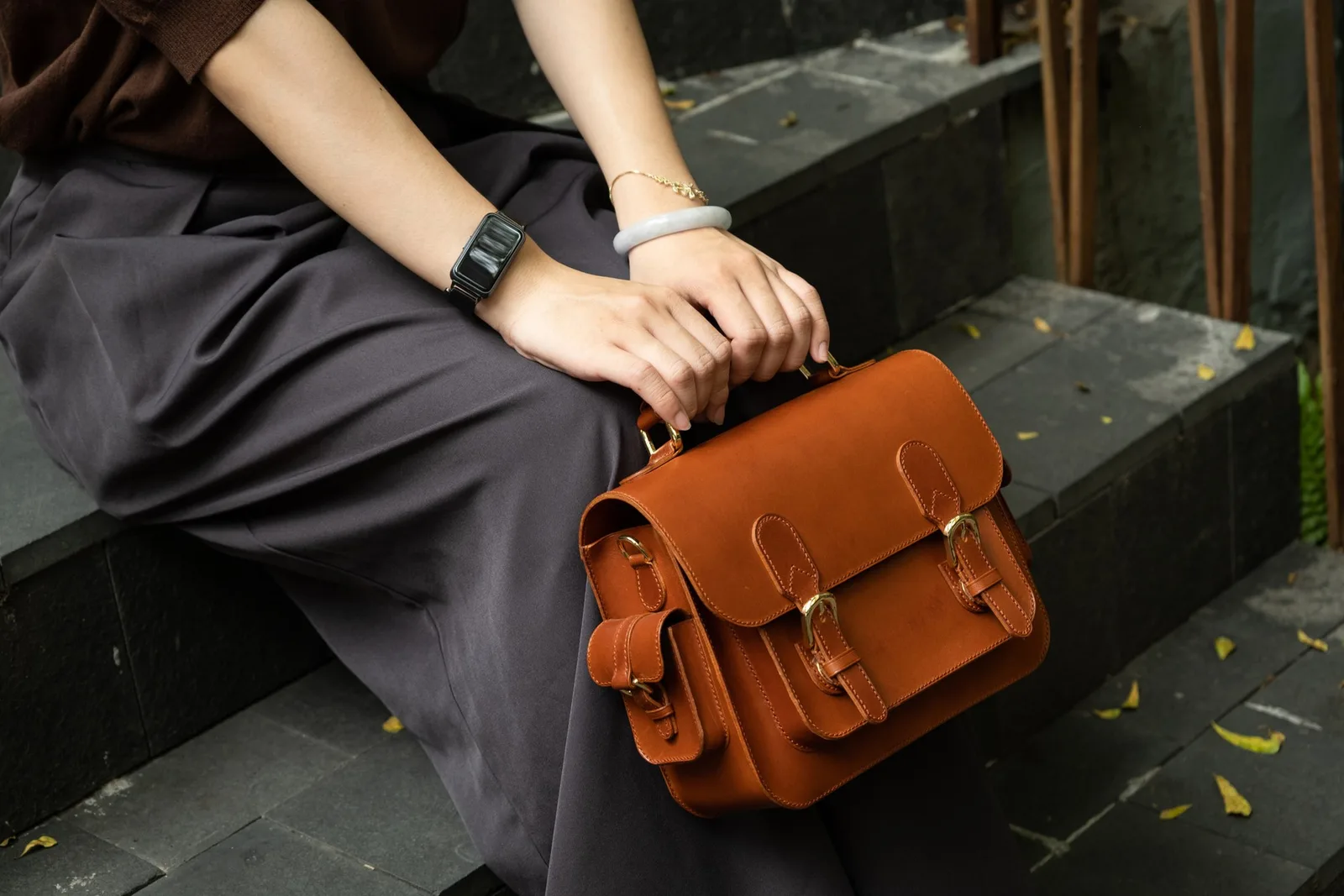 Ảnh Lifestyle Túi satchel da bò màu vàng bò nắp gập hai khóa - Koi Leather