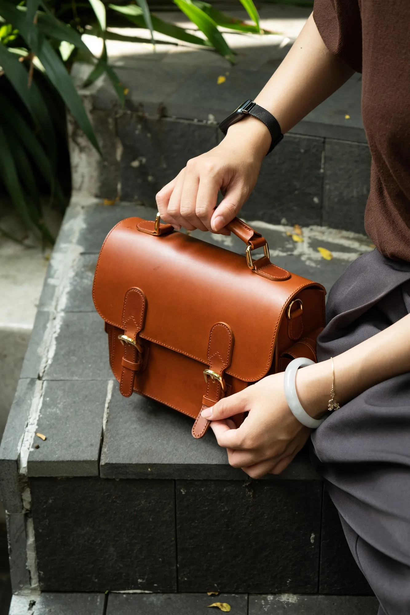 Ảnh Lifestyle Túi satchel da bò màu vàng bò nắp gập hai khóa - Koi Leather