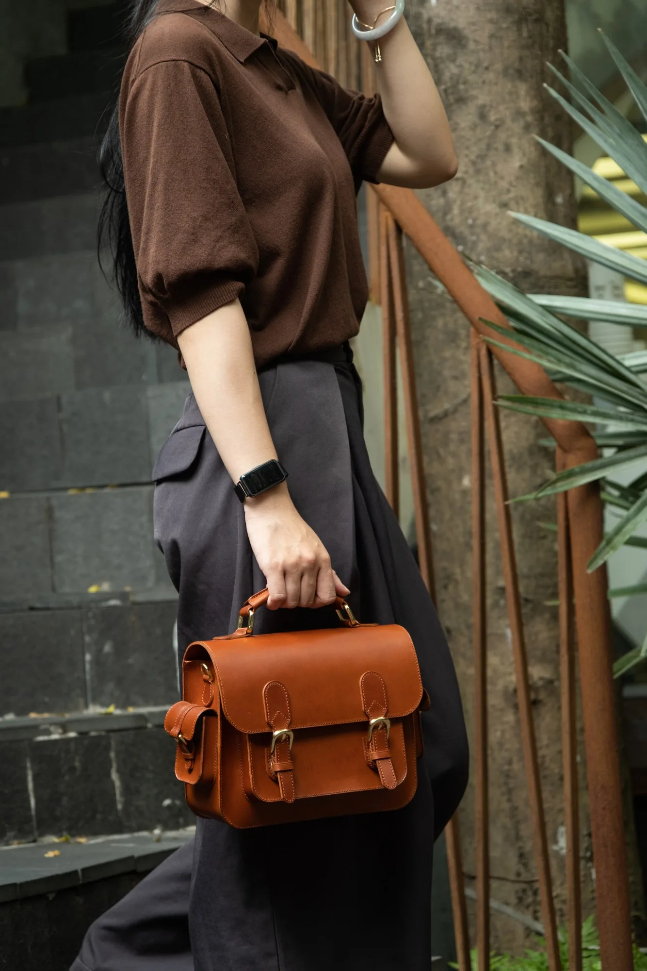 Ảnh Lifestyle Túi satchel da bò màu vàng bò nắp gập hai khóa - Koi Leather