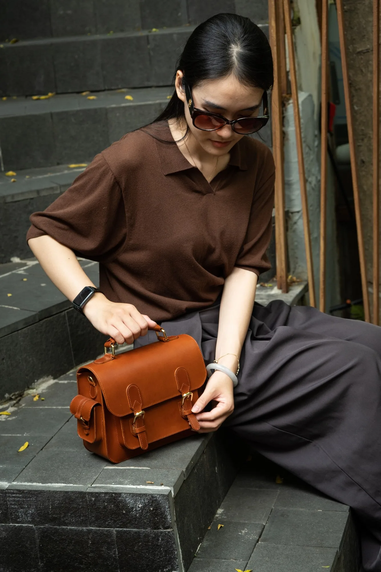 Ảnh Lifestyle Túi satchel da bò màu vàng bò nắp gập hai khóa - Koi Leather