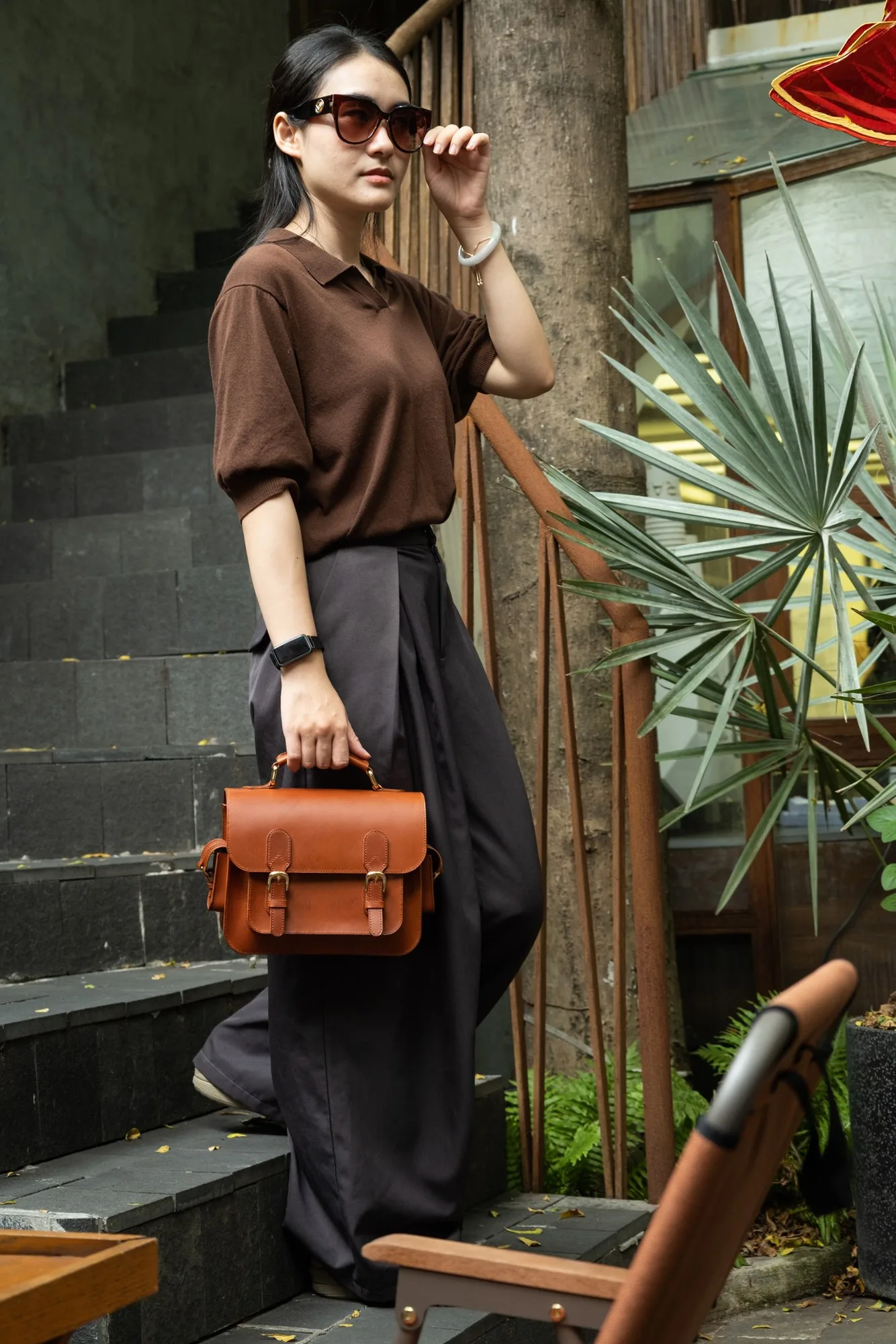 Ảnh Lifestyle Túi satchel da bò màu vàng bò nắp gập hai khóa - Koi Leather