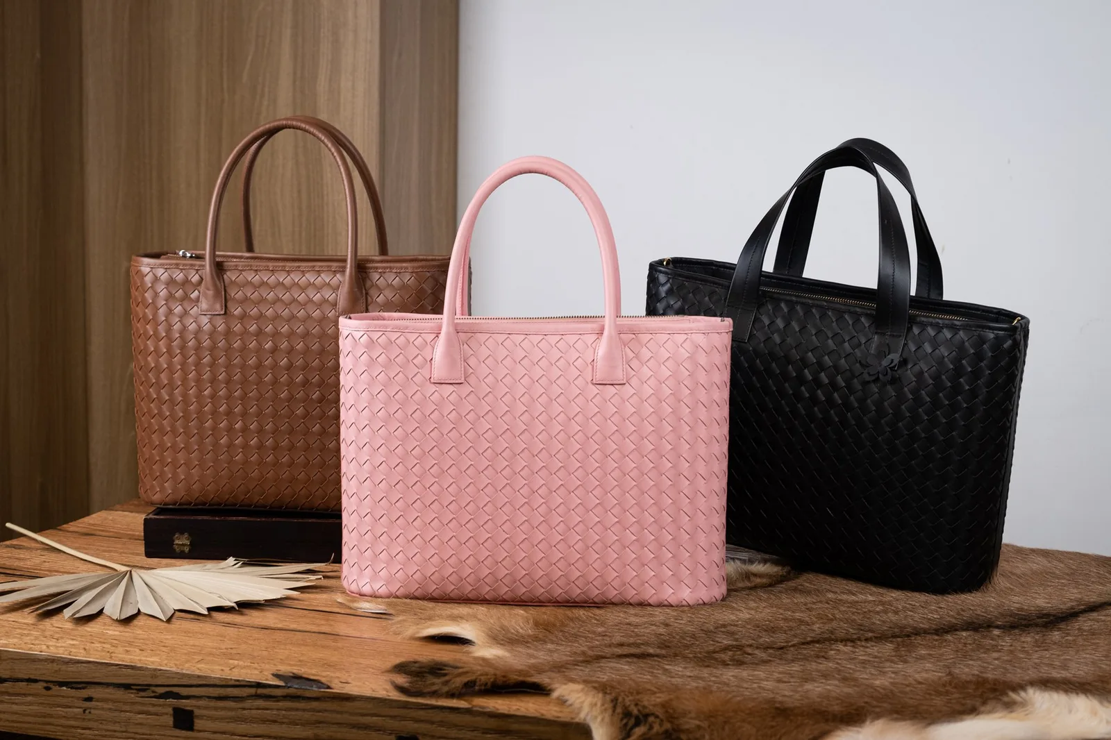 Ảnh Studio Túi tote da đan thủ công quai xách - Koi Leather