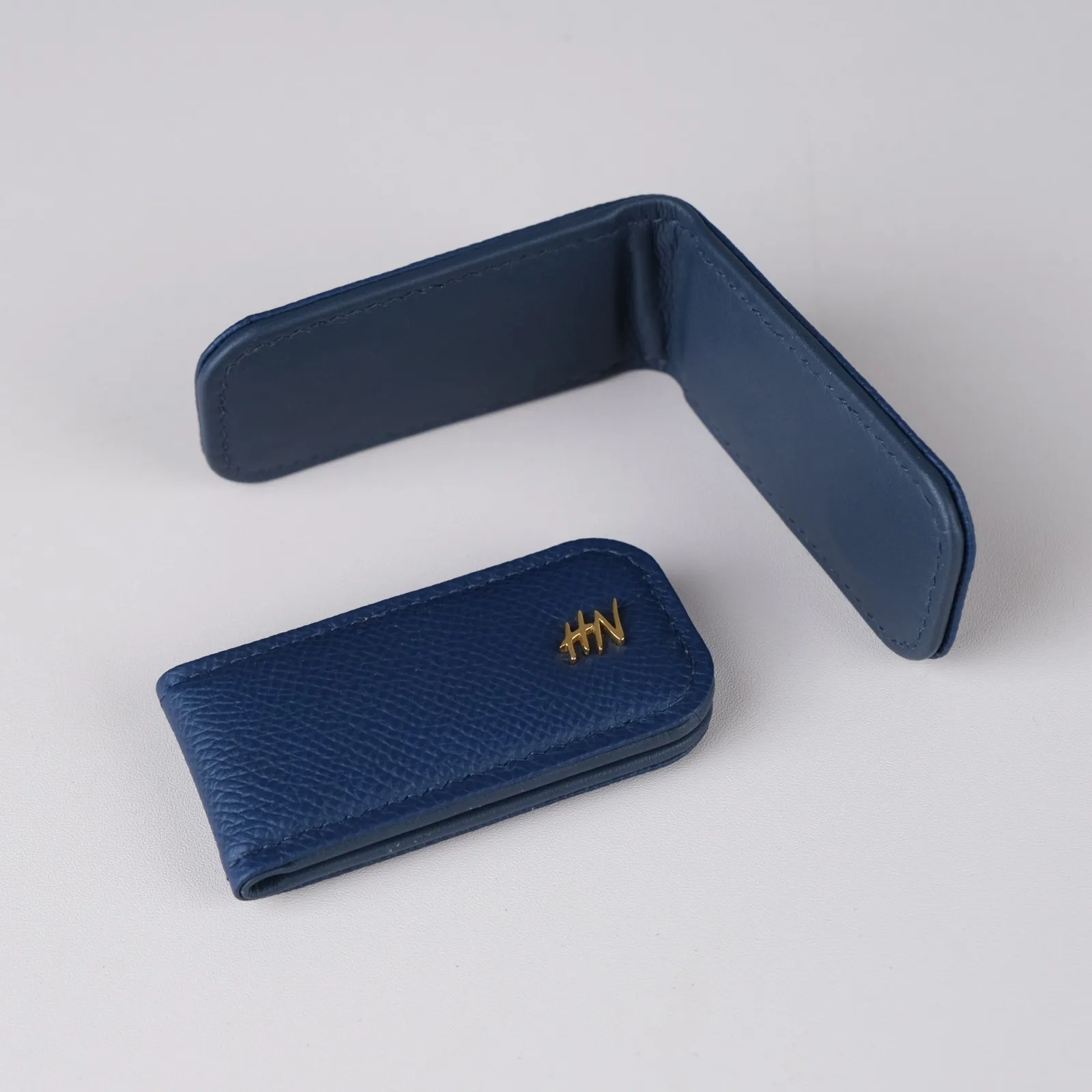 Ảnh Studio Kẹp tiền nam châm da Epsom màu xanh navy đính chữ - Koi Leather