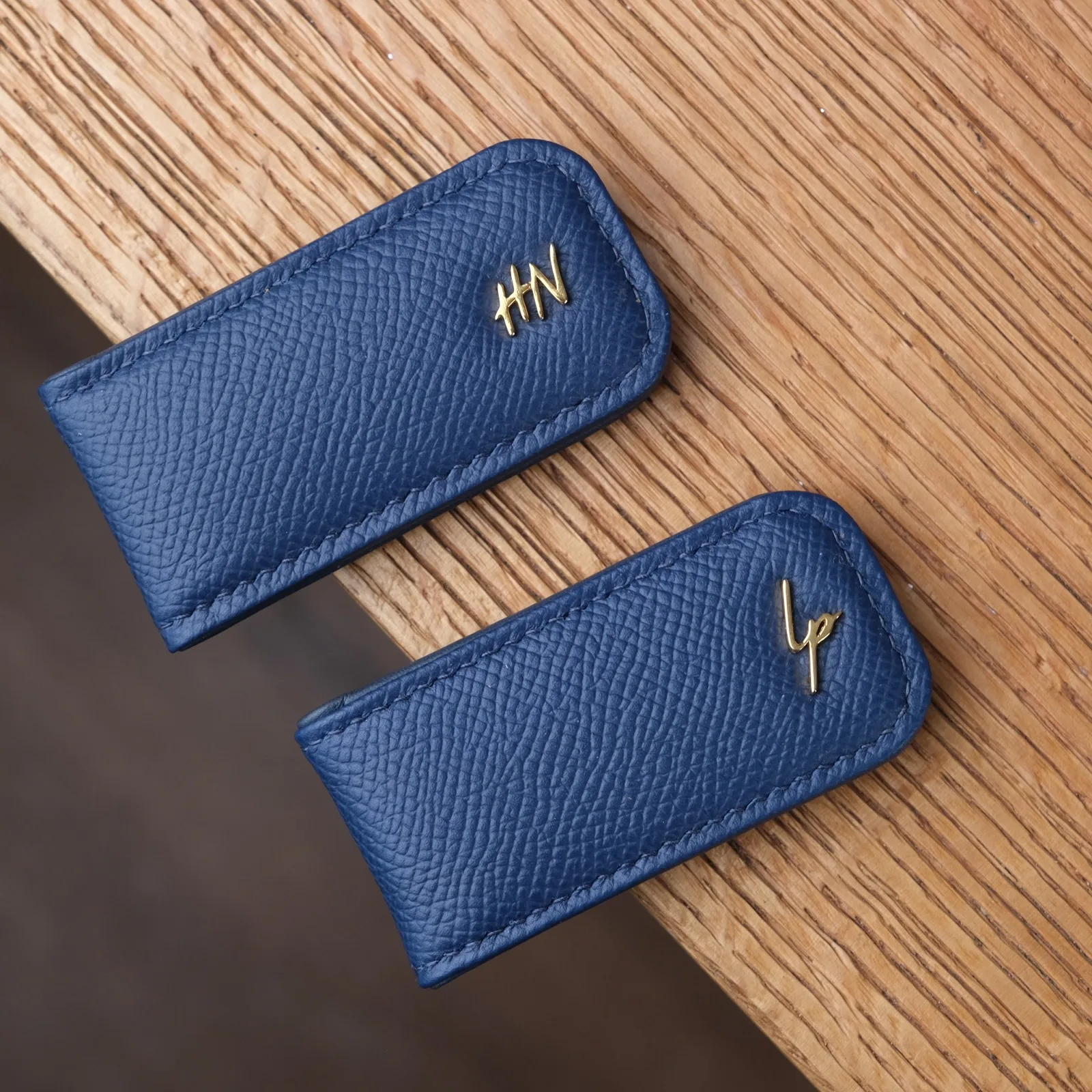 Ảnh Lifestyle Kẹp tiền nam châm da Epsom màu xanh navy đính chữ - Koi Leather