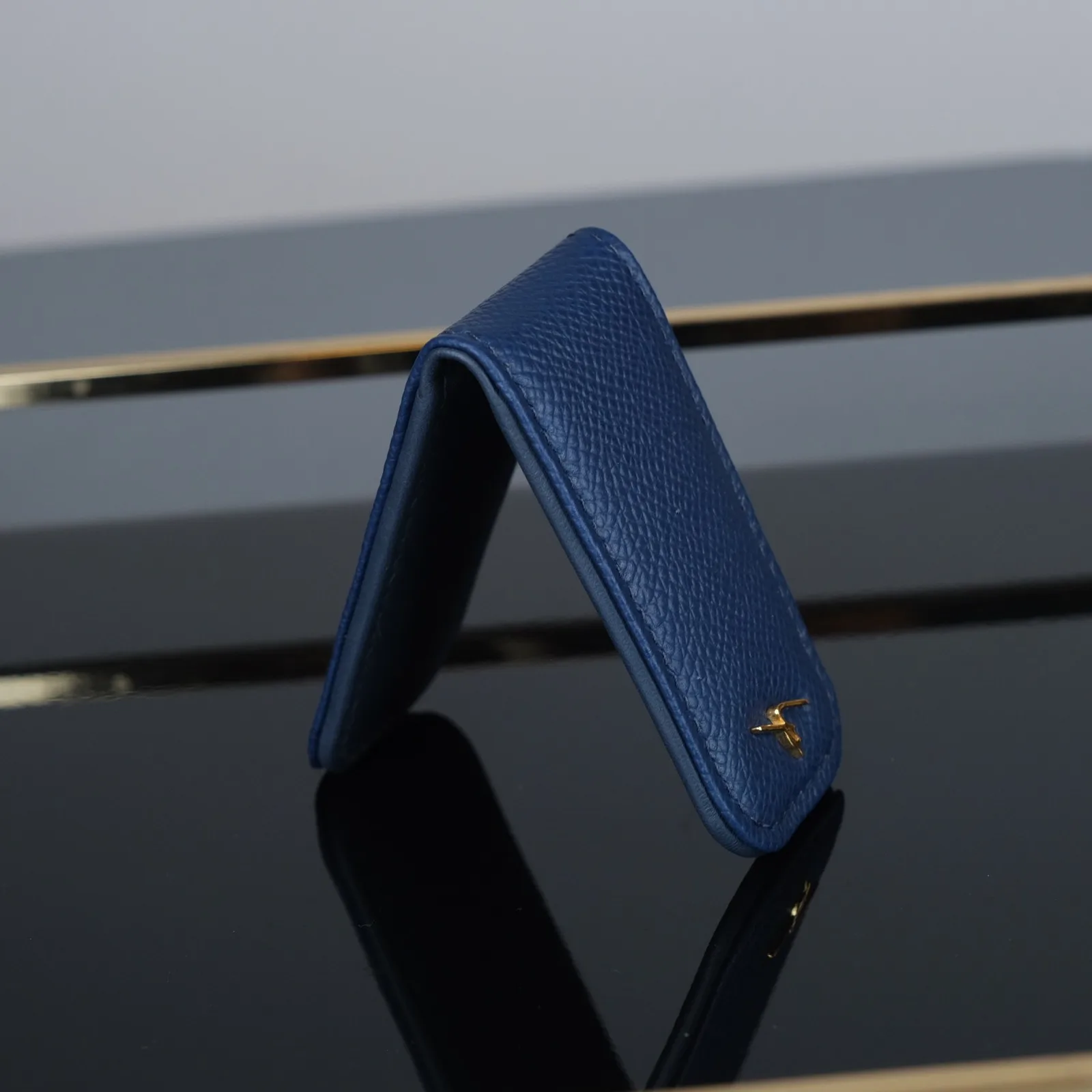 Ảnh Studio Kẹp tiền nam châm da Epsom màu xanh navy đính chữ - Koi Leather