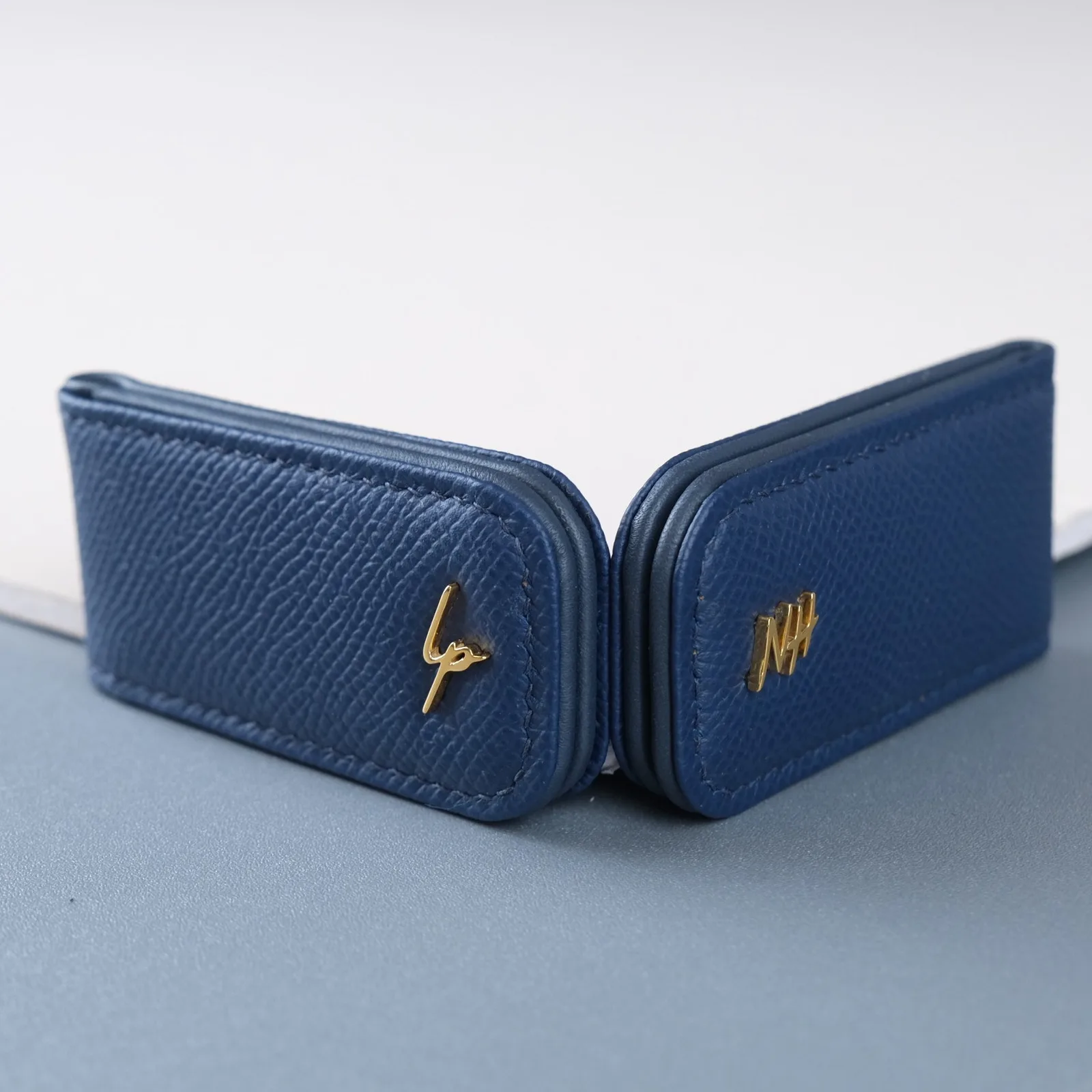 Ảnh Studio Kẹp tiền nam châm da Epsom màu xanh navy đính chữ - Koi Leather