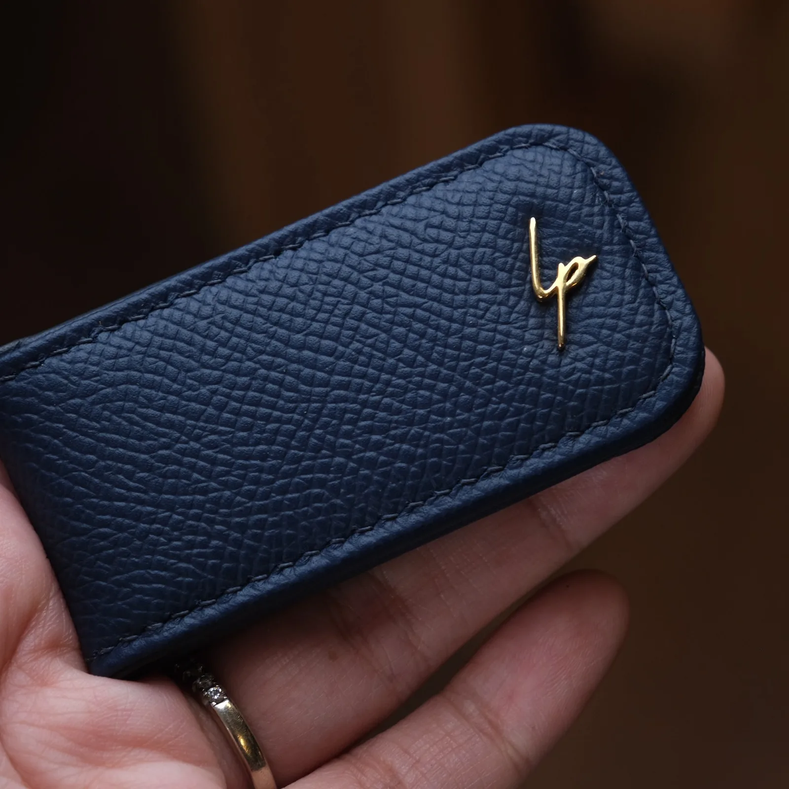 Ảnh Lifestyle Kẹp tiền nam châm da Epsom màu xanh navy đính chữ - Koi Leather