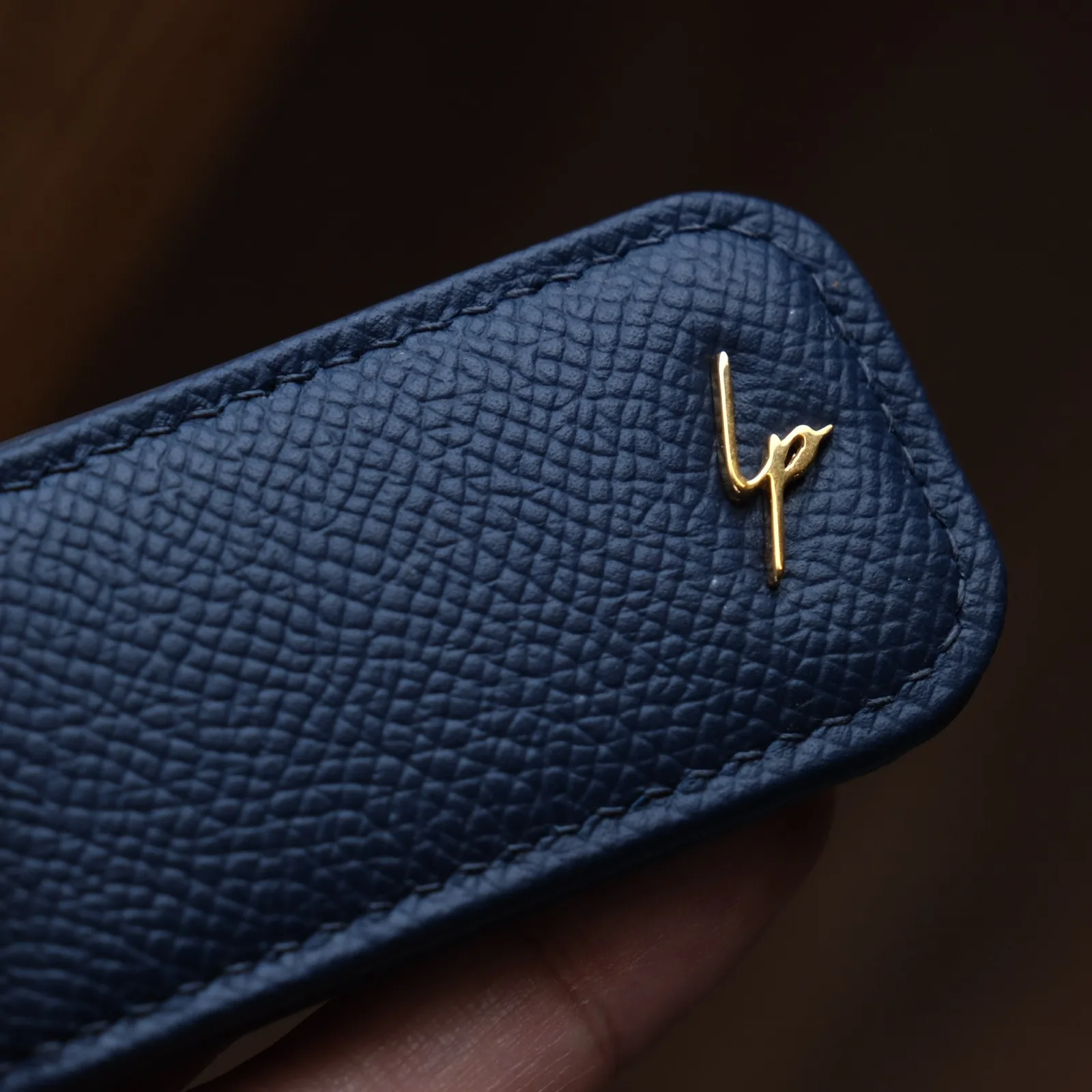 Ảnh Studio Kẹp tiền nam châm da Epsom màu xanh navy đính chữ - Koi Leather