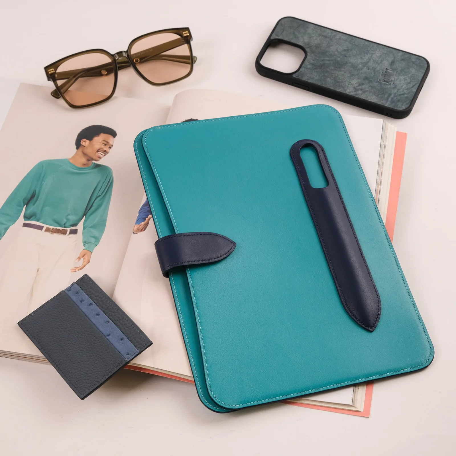 Ảnh Lifestyle Bao da iPad da bò màu xanh phối navy có ngăn bút - Koi Leather