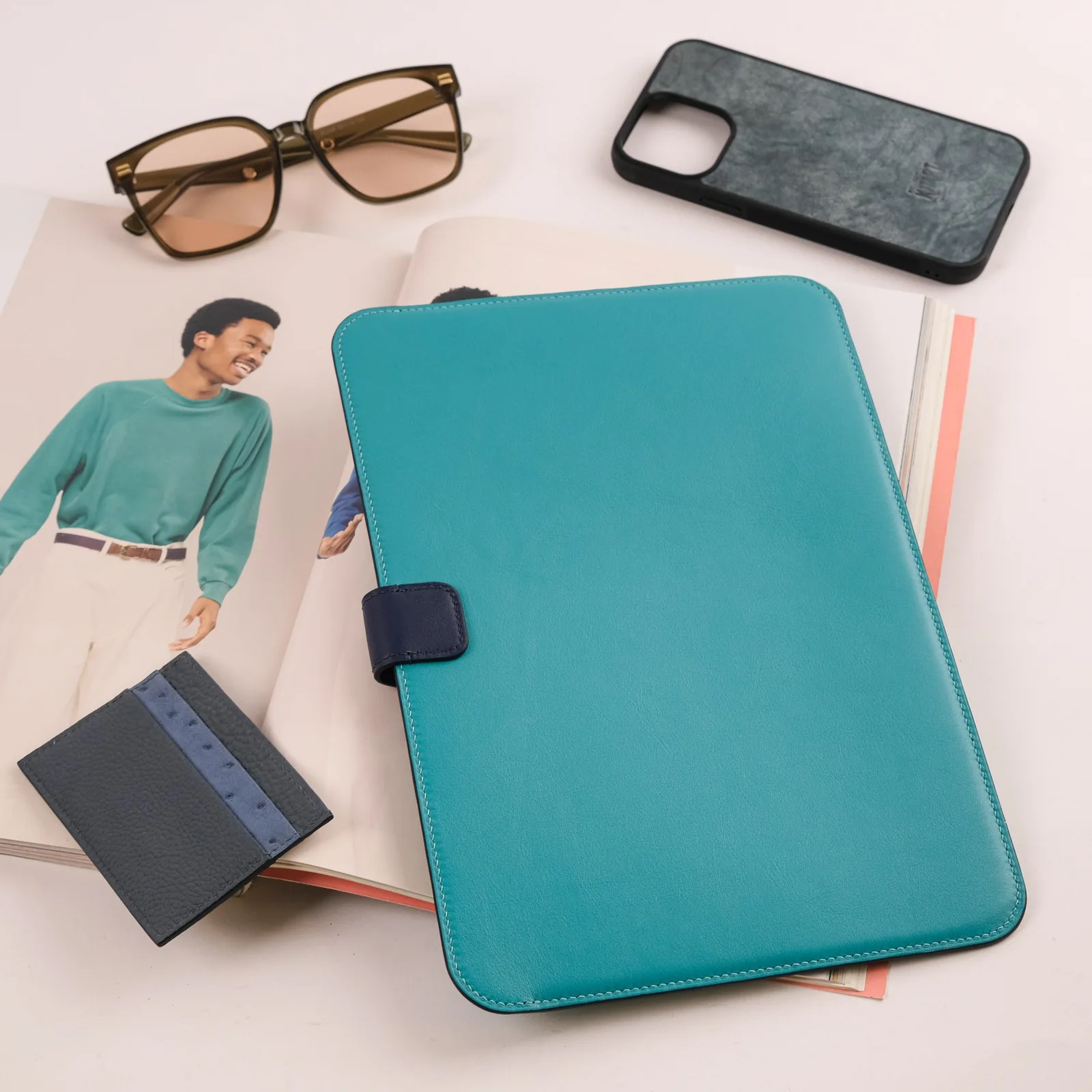 Ảnh Lifestyle Bao da iPad da bò màu xanh phối navy có ngăn bút - Koi Leather