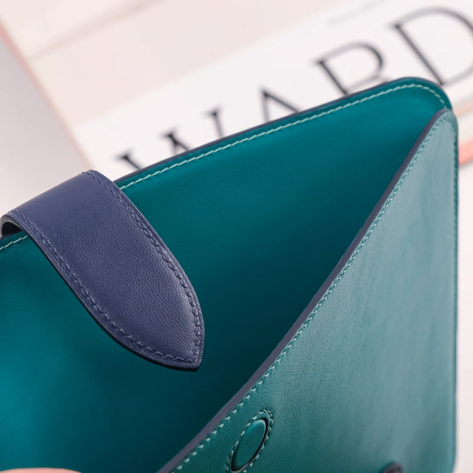 Ảnh Studio Bao da iPad da bò màu xanh phối navy có ngăn bút - Koi Leather
