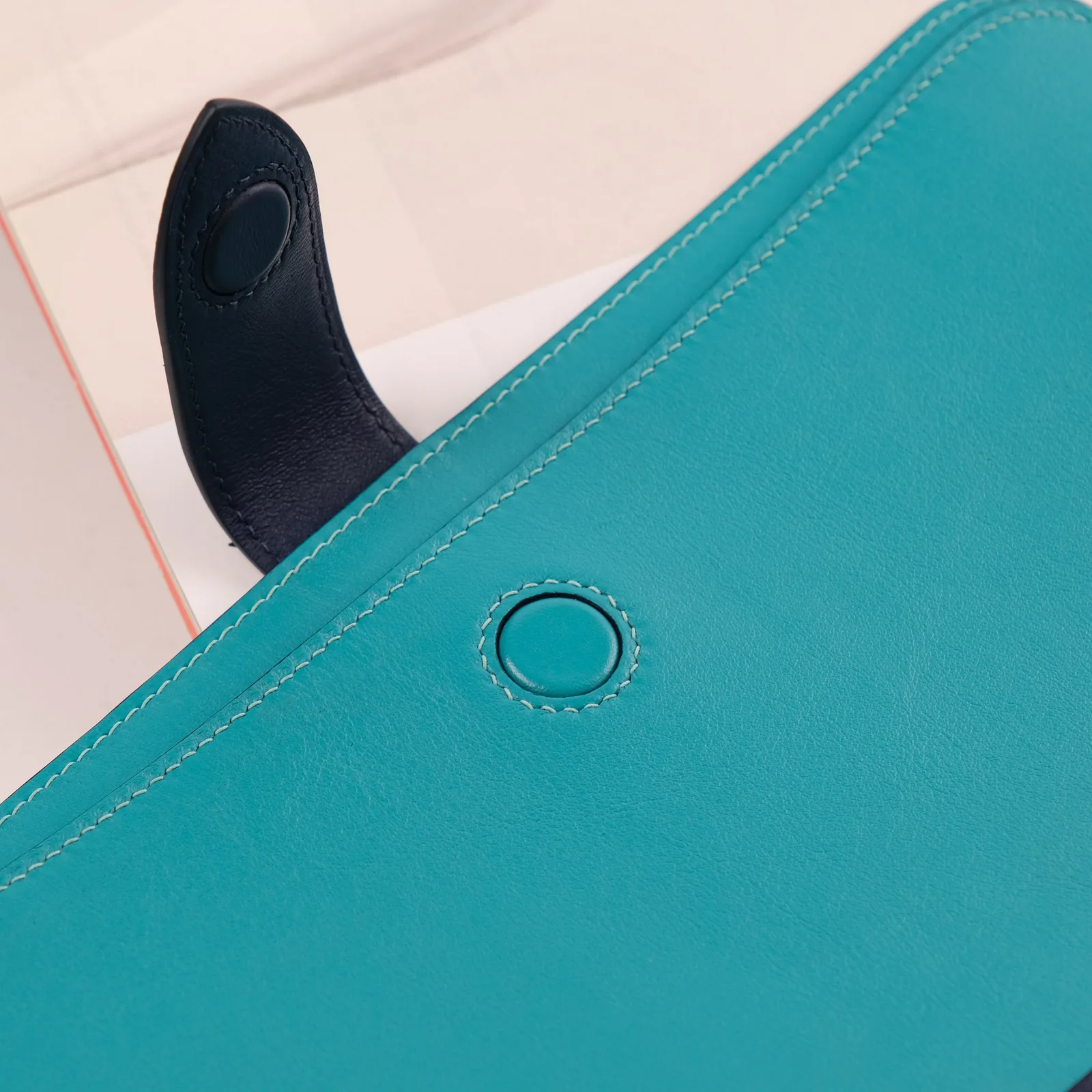 Ảnh Studio Bao da iPad da bò màu xanh phối navy có ngăn bút - Koi Leather
