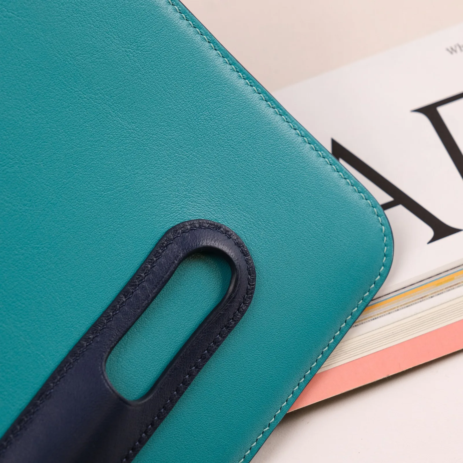 Ảnh Studio Bao da iPad da bò màu xanh phối navy có ngăn bút - Koi Leather