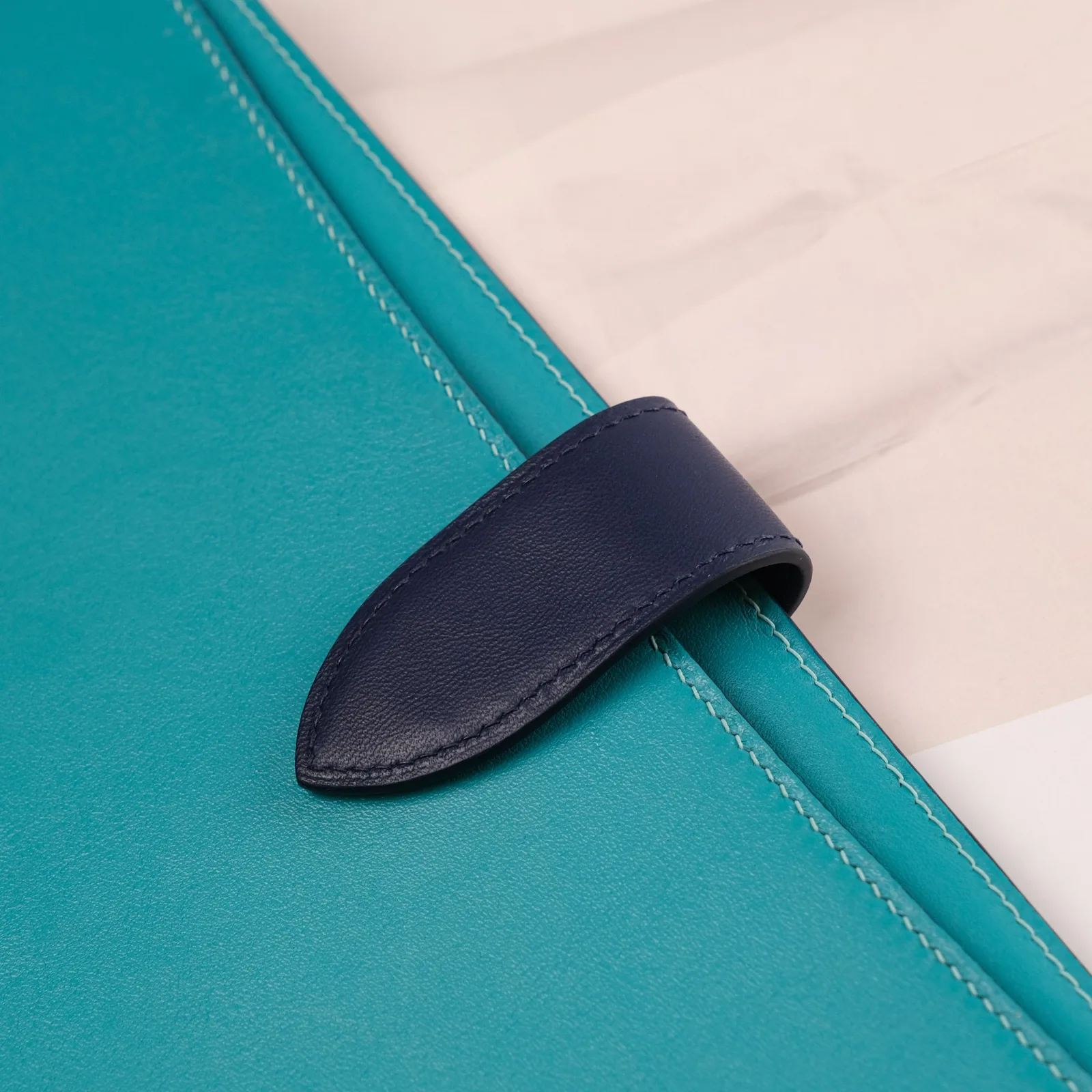 Ảnh Studio Bao da iPad da bò màu xanh phối navy có ngăn bút - Koi Leather