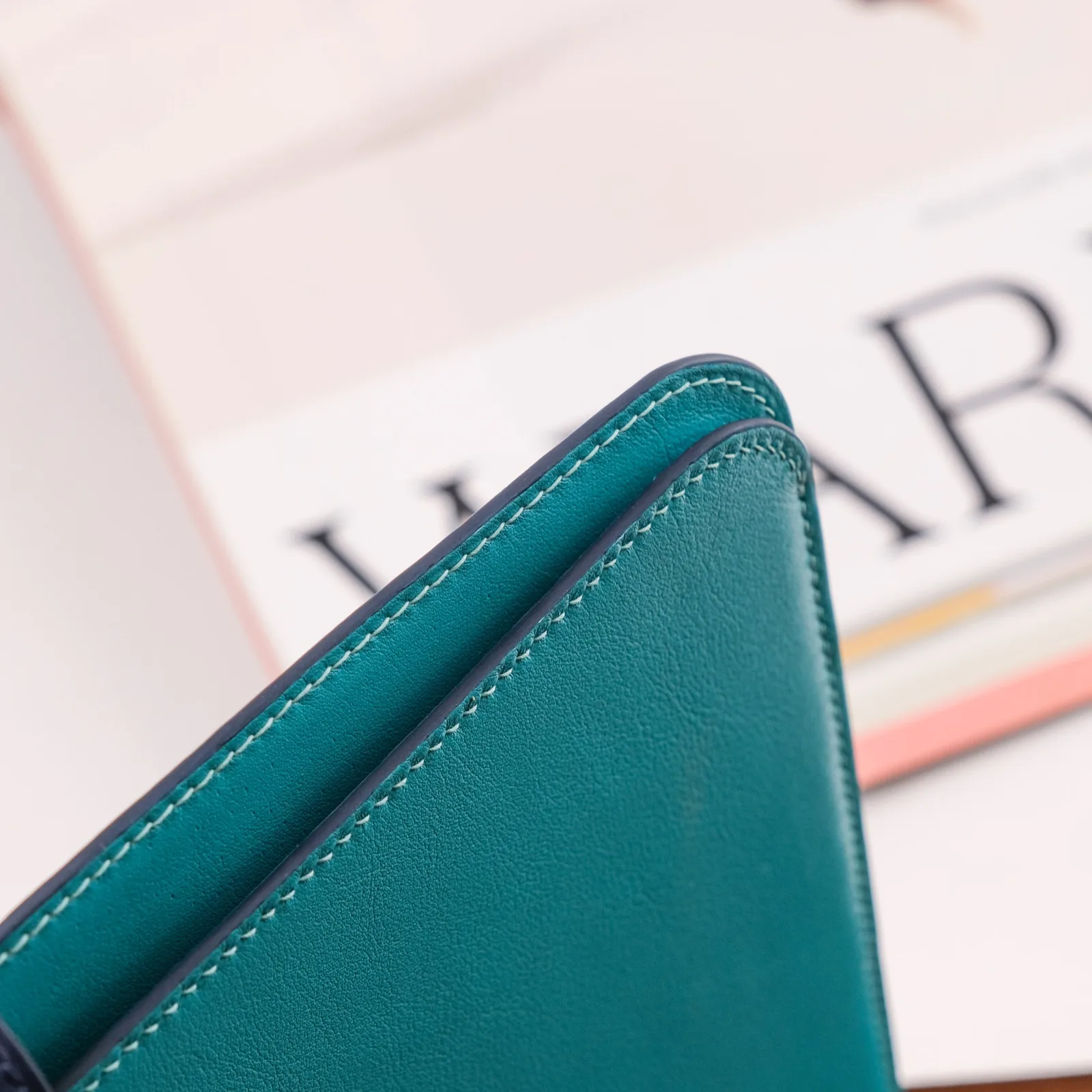 Ảnh Studio Bao da iPad da bò màu xanh phối navy có ngăn bút - Koi Leather