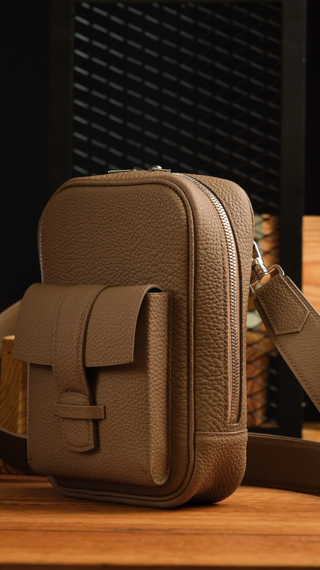 Ảnh Studio Túi MILANO da bò Togo đeo chéo dáng đứng - Koi Leather