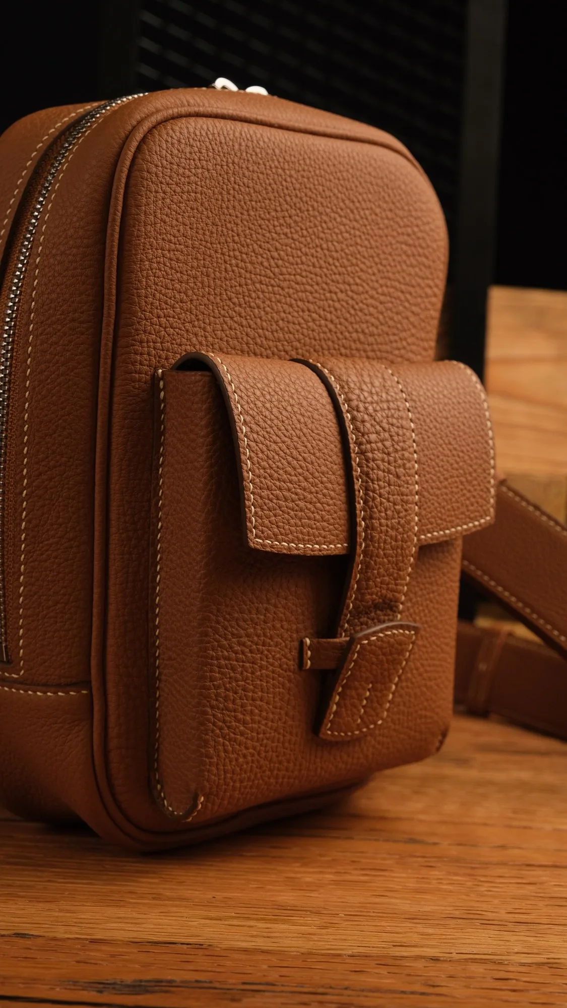 Ảnh Studio Túi MILANO da bò Togo đeo chéo dáng đứng - Koi Leather