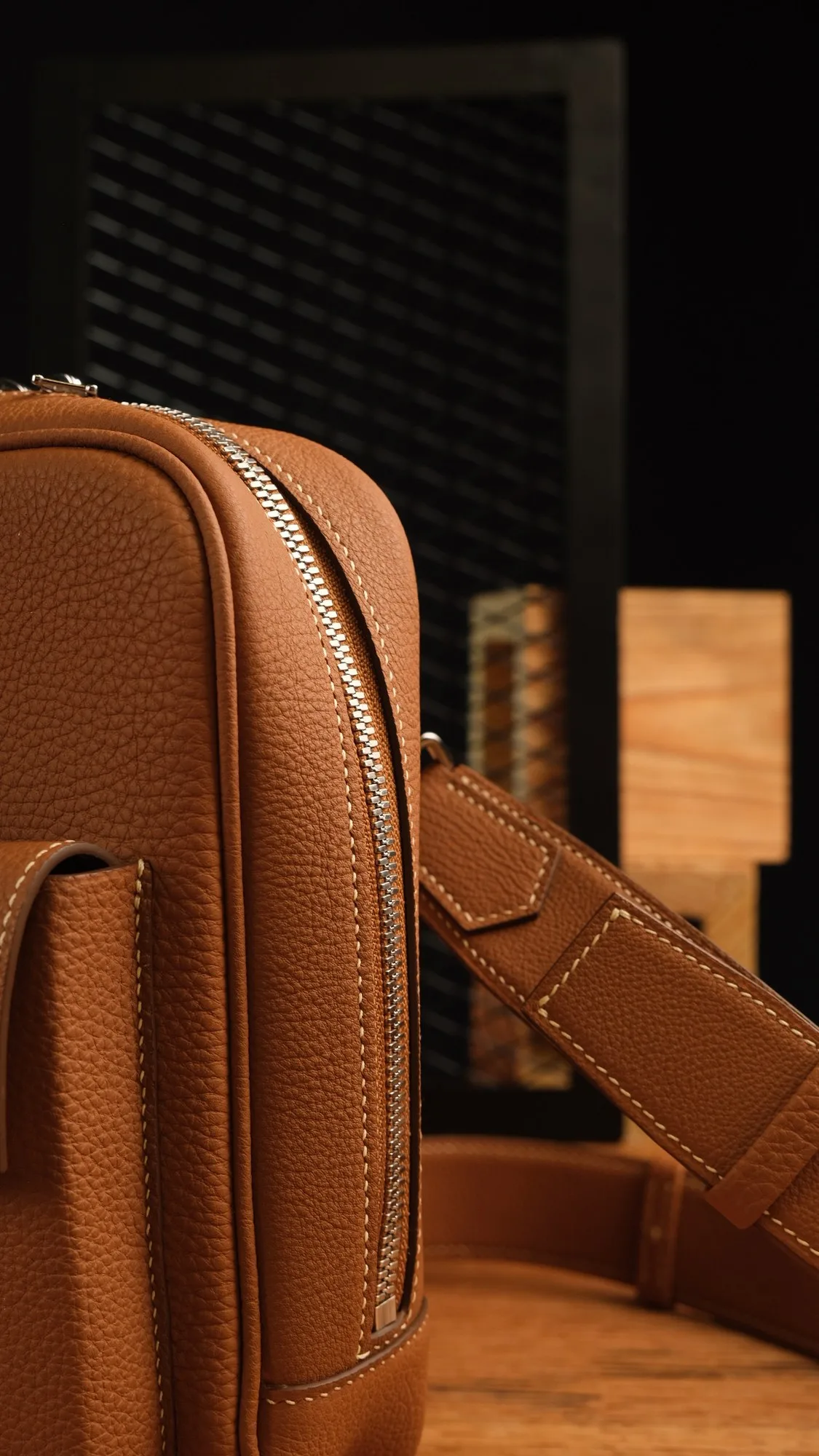 Ảnh Studio Túi MILANO da bò Togo đeo chéo dáng đứng - Koi Leather