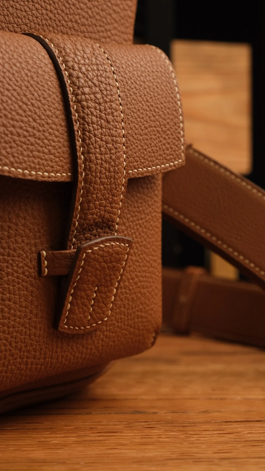 Ảnh Studio Túi MILANO da bò Togo đeo chéo dáng đứng - Koi Leather