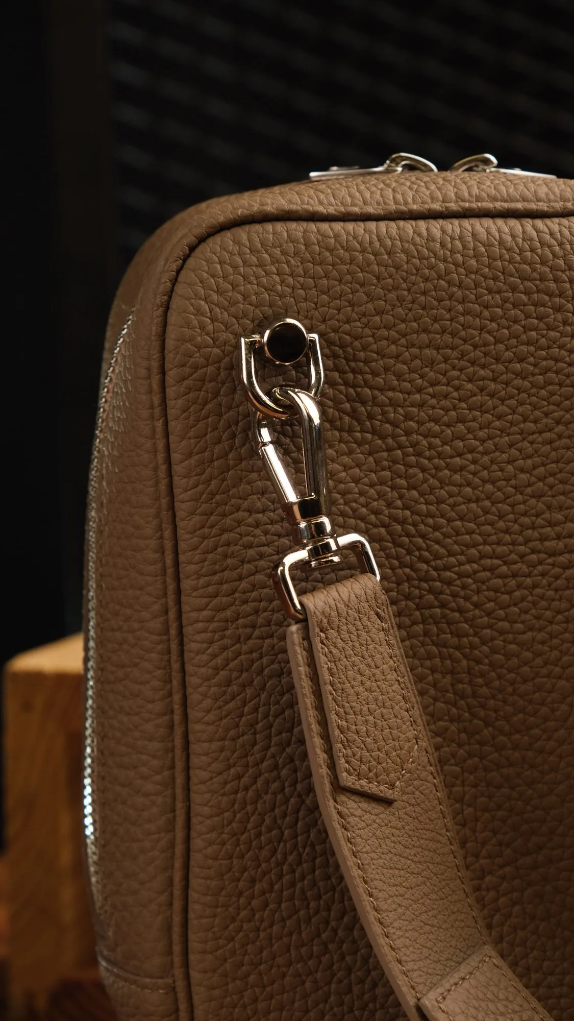 Ảnh Studio Túi MILANO da bò Togo đeo chéo dáng đứng - Koi Leather