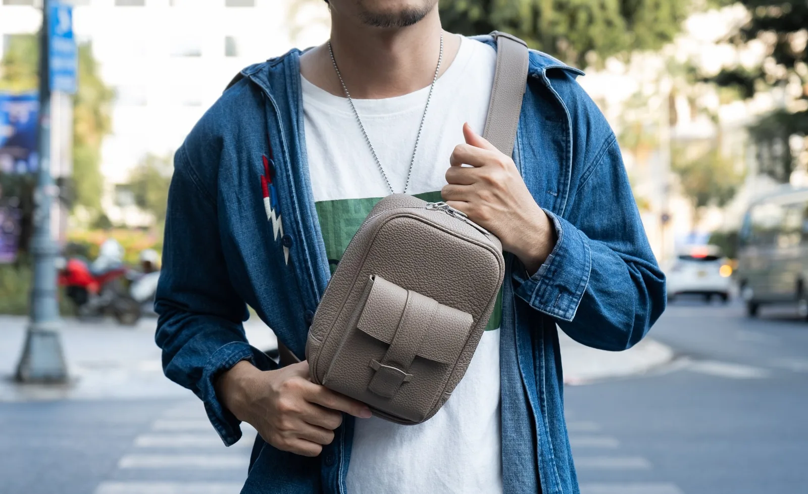 Ảnh Lifestyle Túi MILANO da bò Togo đeo chéo dáng đứng - Koi Leather
