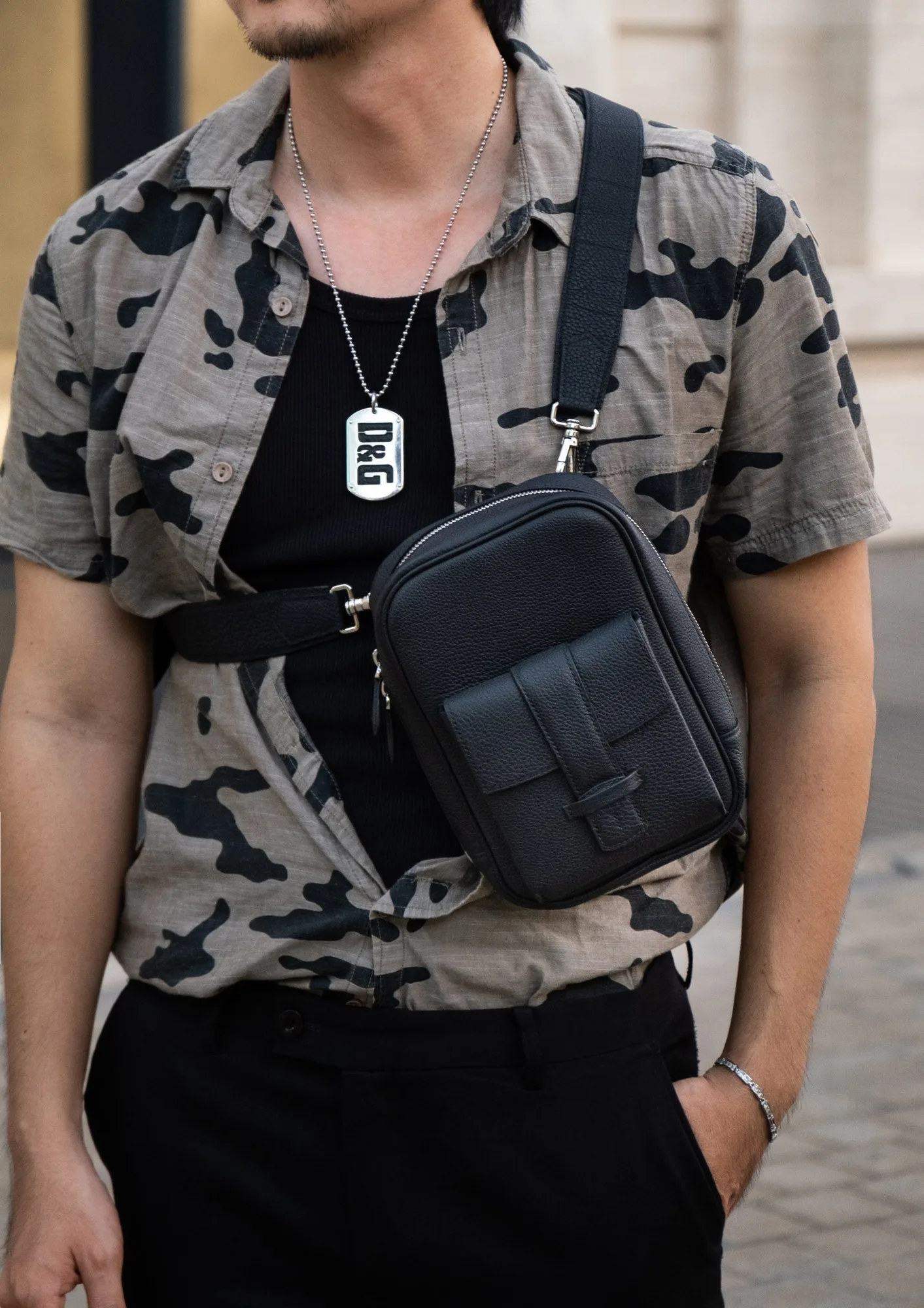 Ảnh Lifestyle Túi MILANO da bò Togo đeo chéo dáng đứng - Koi Leather