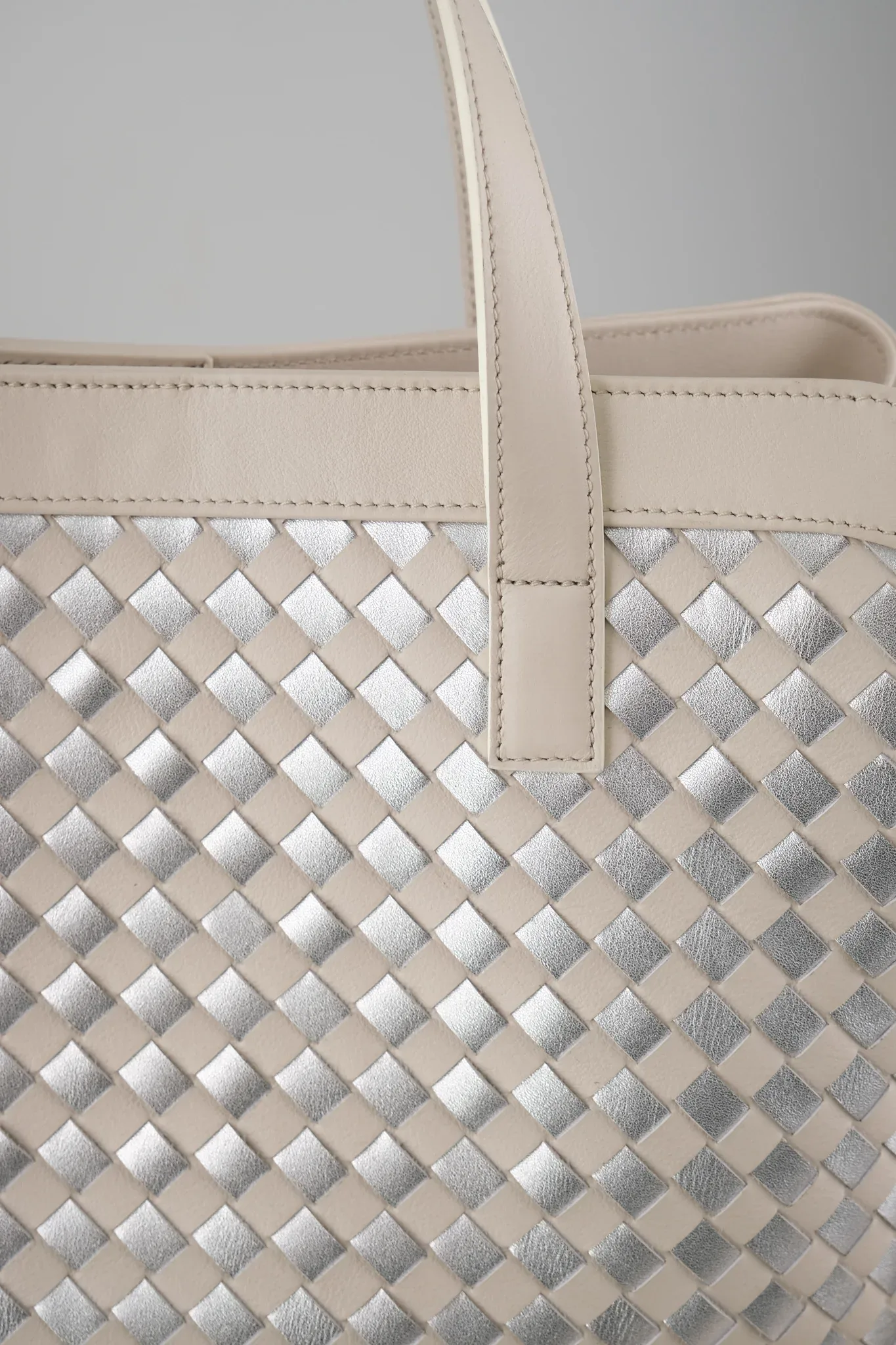 Ảnh Studio Túi loom đan da trắng kem - Koi Leather