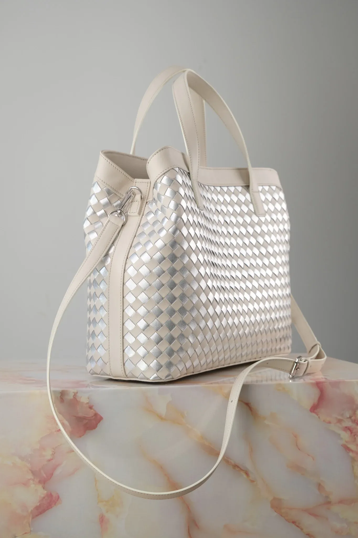 Ảnh Studio Túi loom đan da trắng kem - Koi Leather