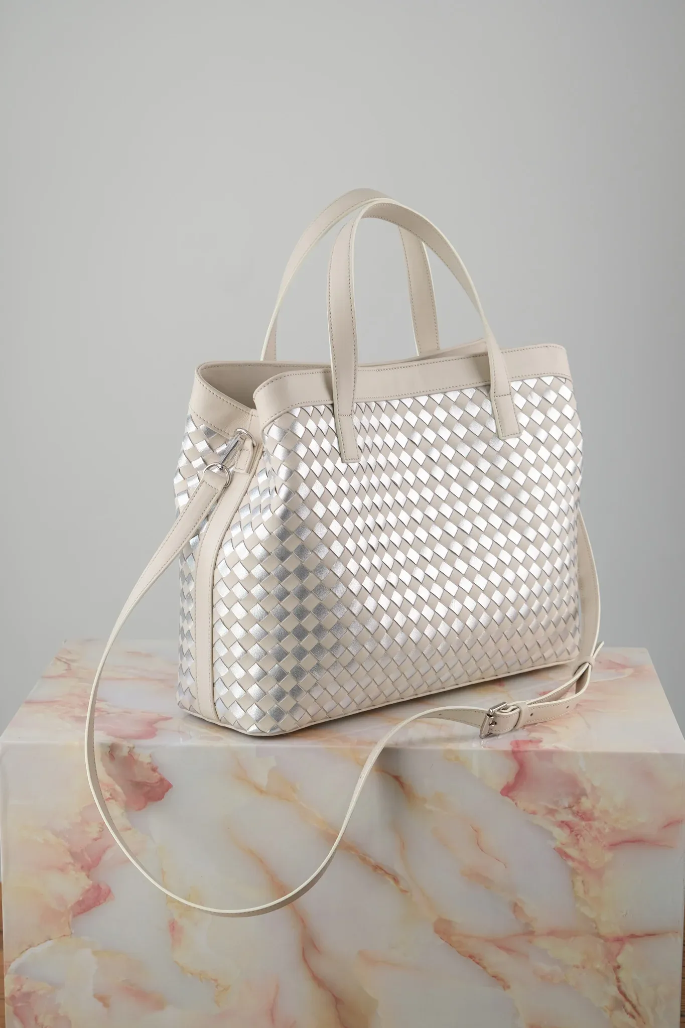 Ảnh Studio Túi loom đan da trắng kem - Koi Leather
