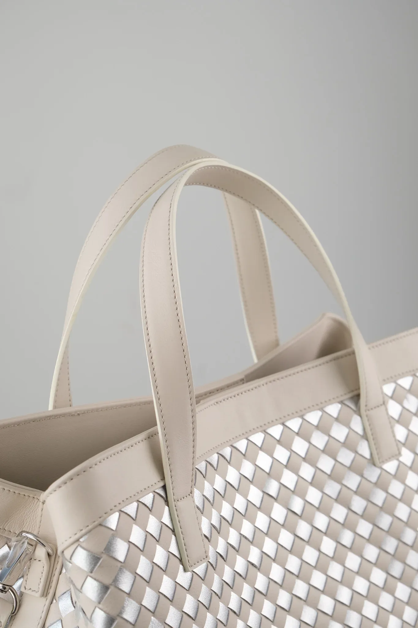 Ảnh Studio Túi loom đan da trắng kem - Koi Leather
