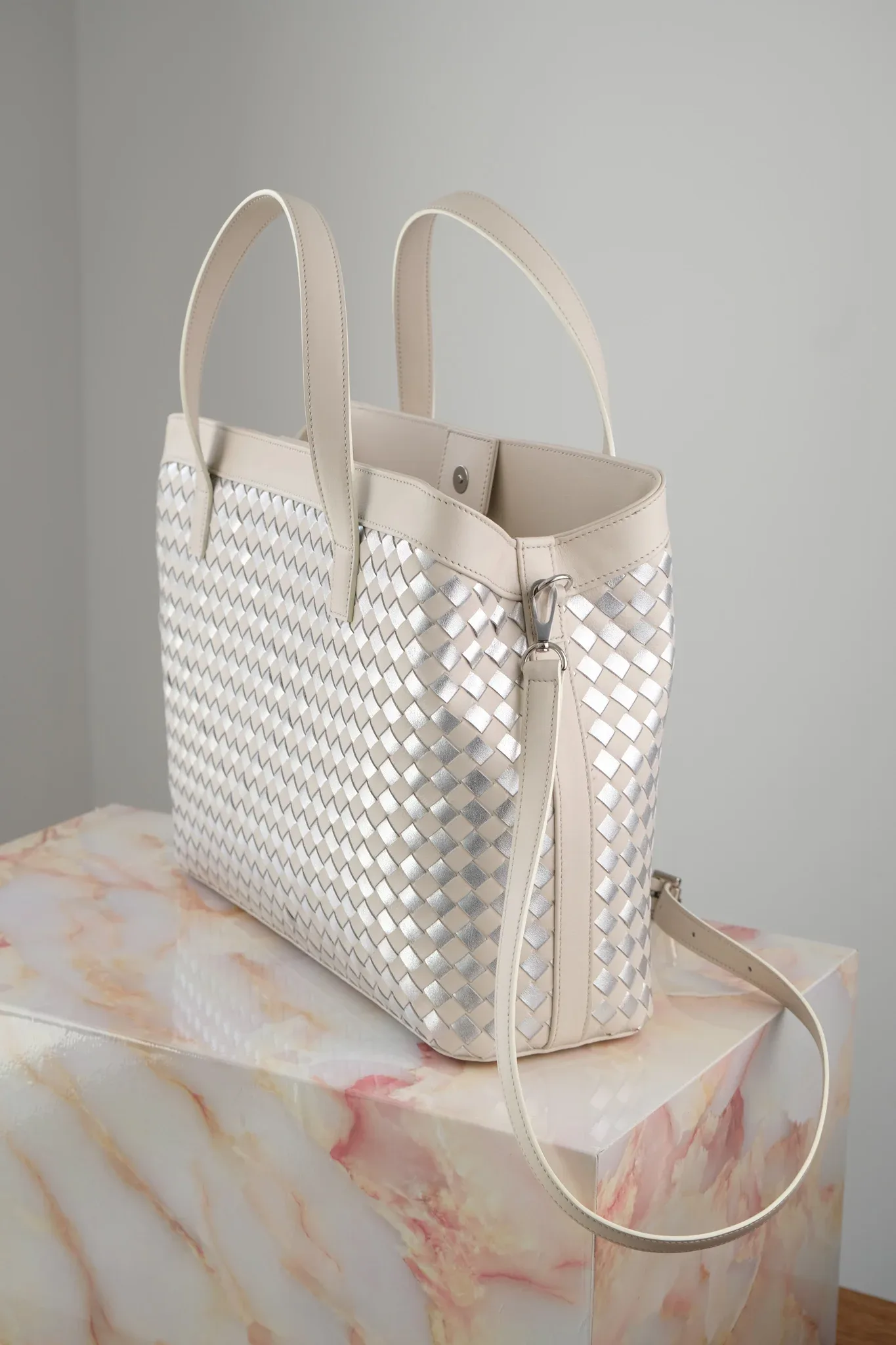 Ảnh Studio Túi loom đan da trắng kem - Koi Leather