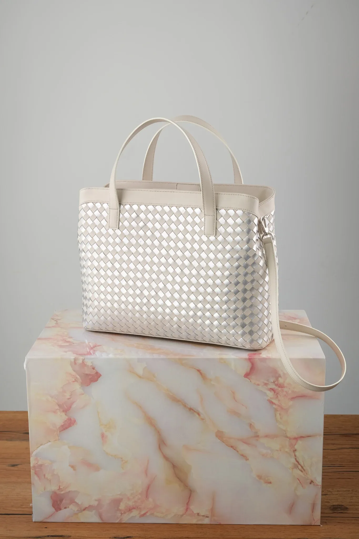 Ảnh Studio Túi loom đan da trắng kem - Koi Leather