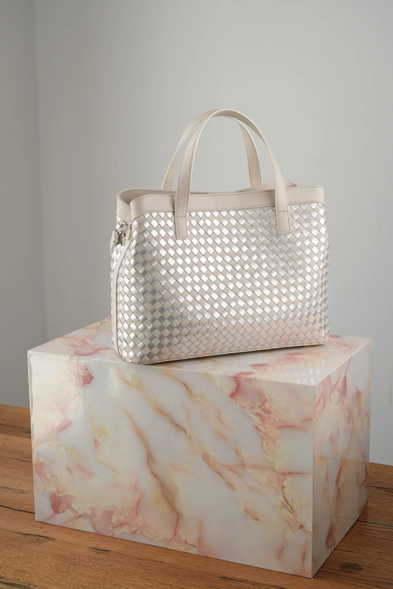 Ảnh Studio Túi loom đan da trắng kem - Koi Leather
