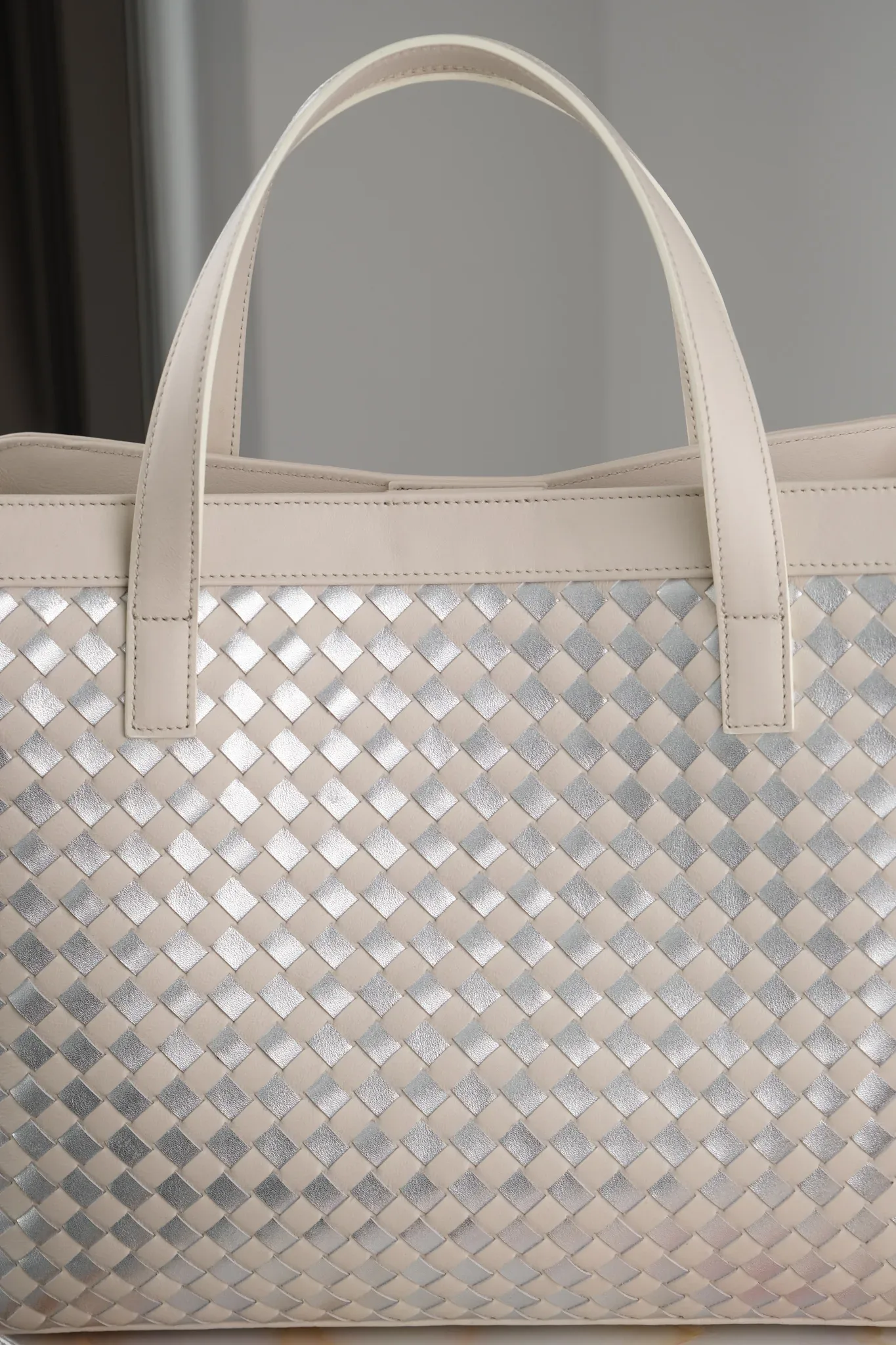 Ảnh Studio Túi loom đan da trắng kem - Koi Leather