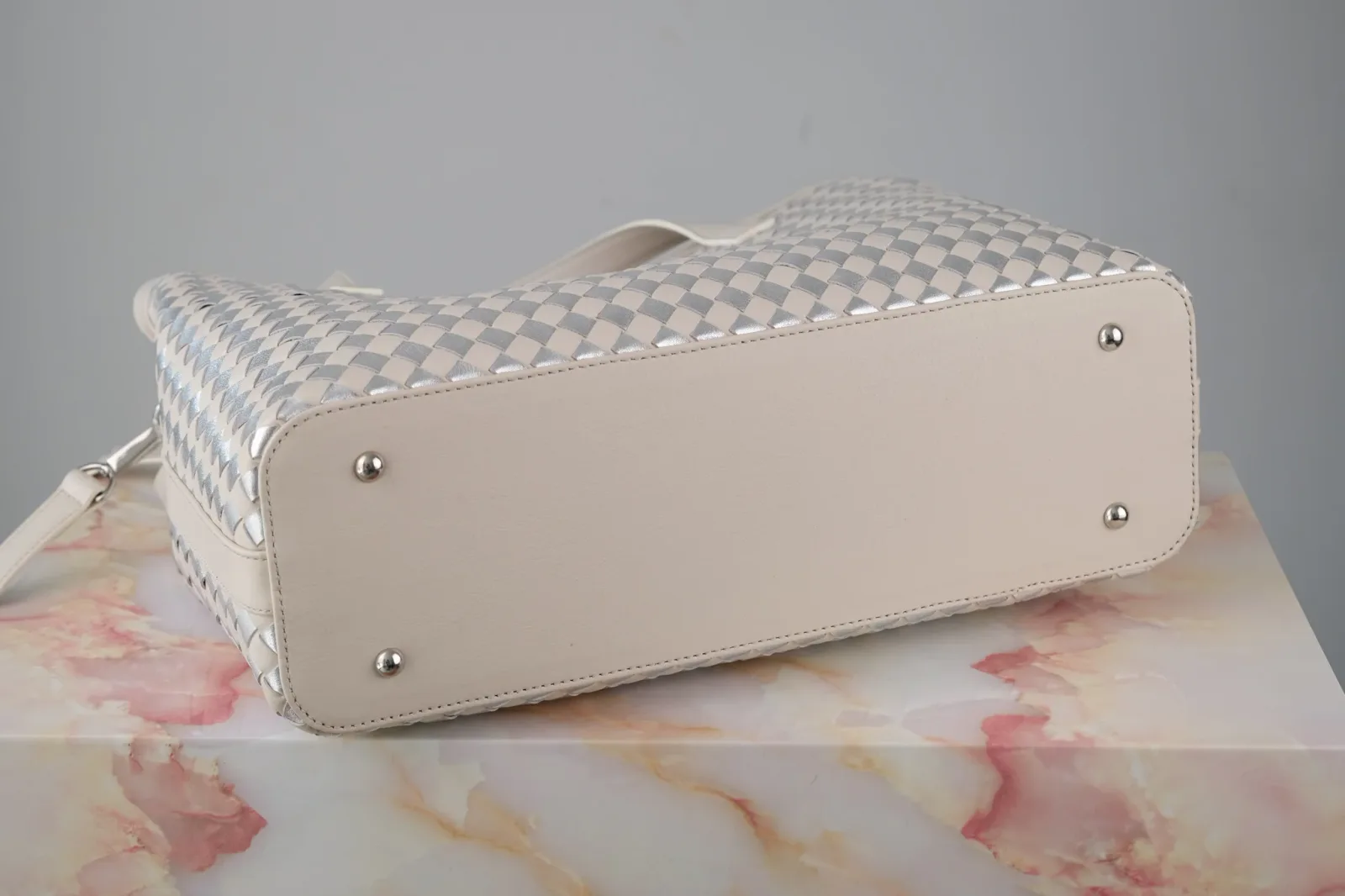 Ảnh Studio Túi loom đan da trắng kem - Koi Leather