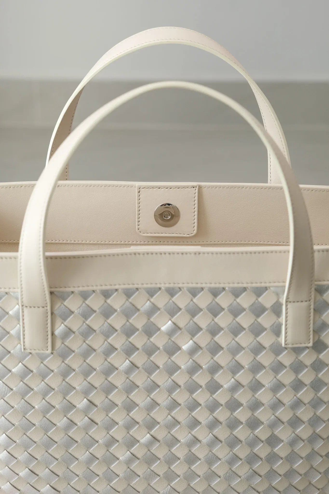 Ảnh Studio Túi loom đan da trắng kem - Koi Leather