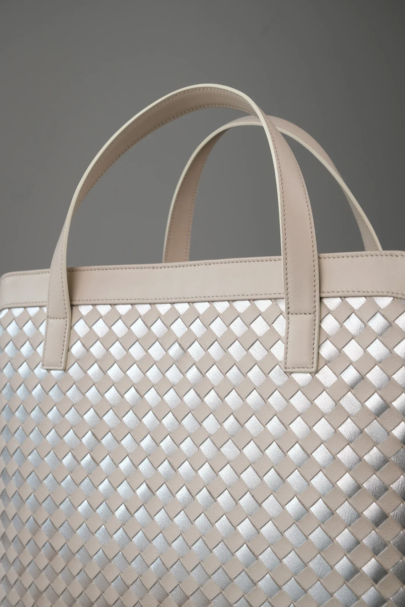 Ảnh Studio Túi loom đan da trắng kem - Koi Leather